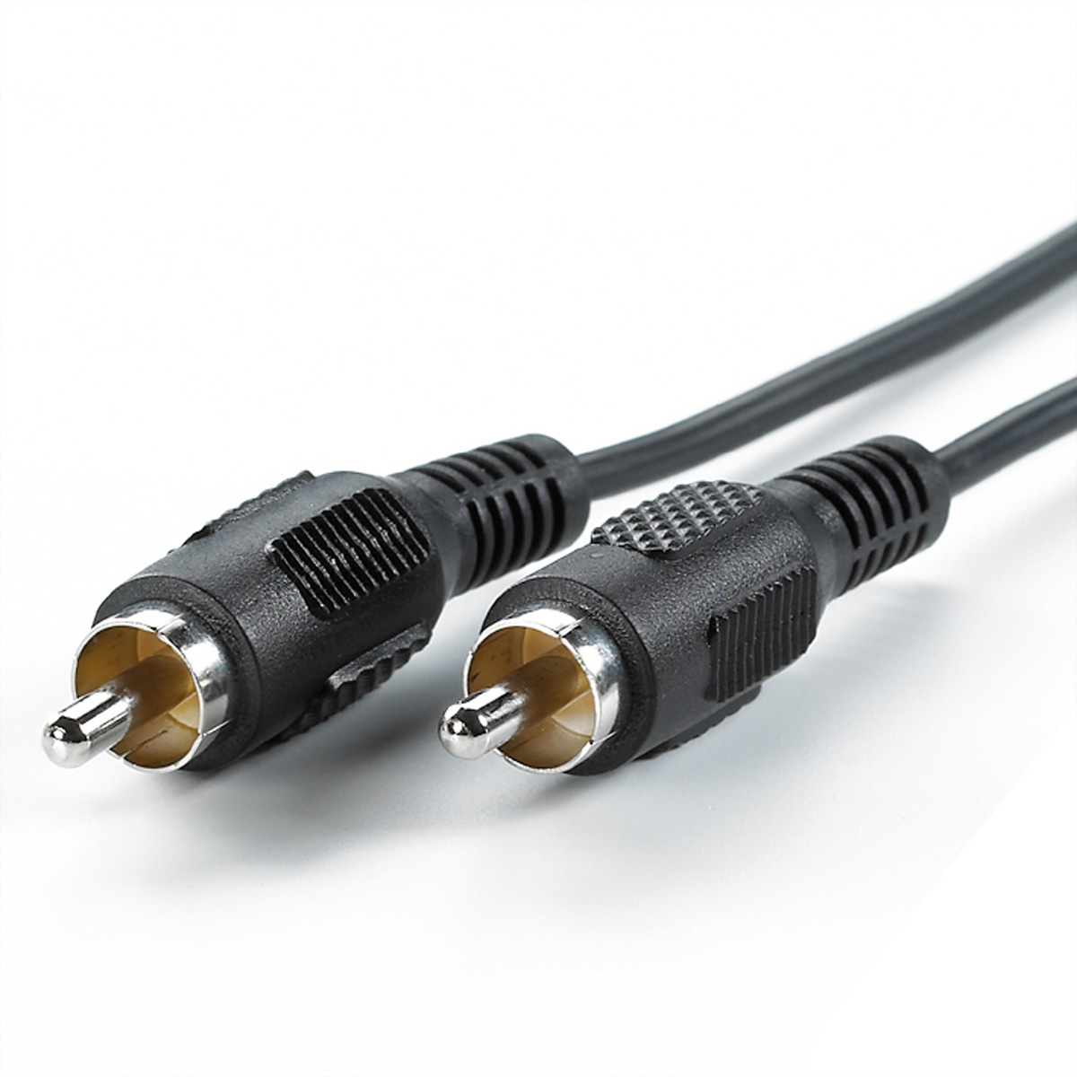 Zwei schwarze Cinch-Kabel mit Steckern an jedem Ende, vor weißem Hintergrund.