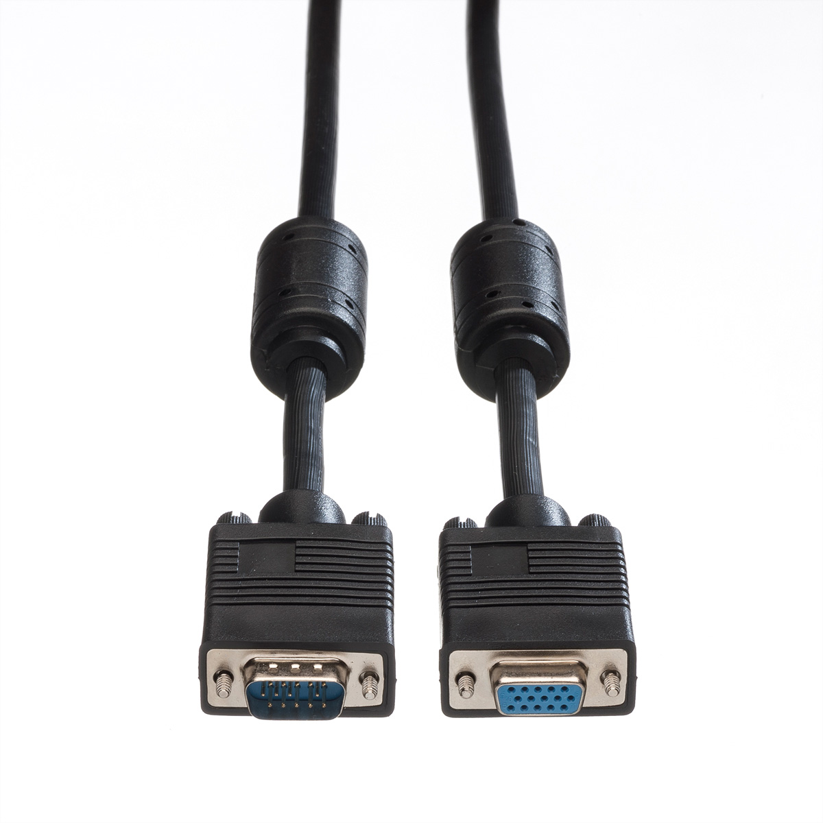 Twee zwarte VGA-kabels met blauwe connectoren, tegen een witte achtergrond.