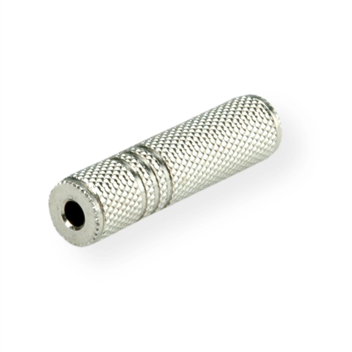 Silberner Audio-Klinkenadapter. Zylindrisch mit Rillen. Weißer Hintergrund.
