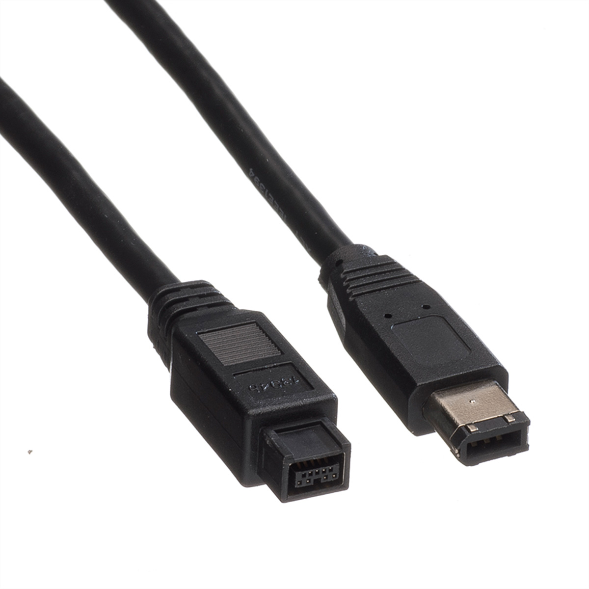 Ein schwarzes FireWire-Kabel mit Anschlüssen an beiden Enden, weißer Hintergrund.
