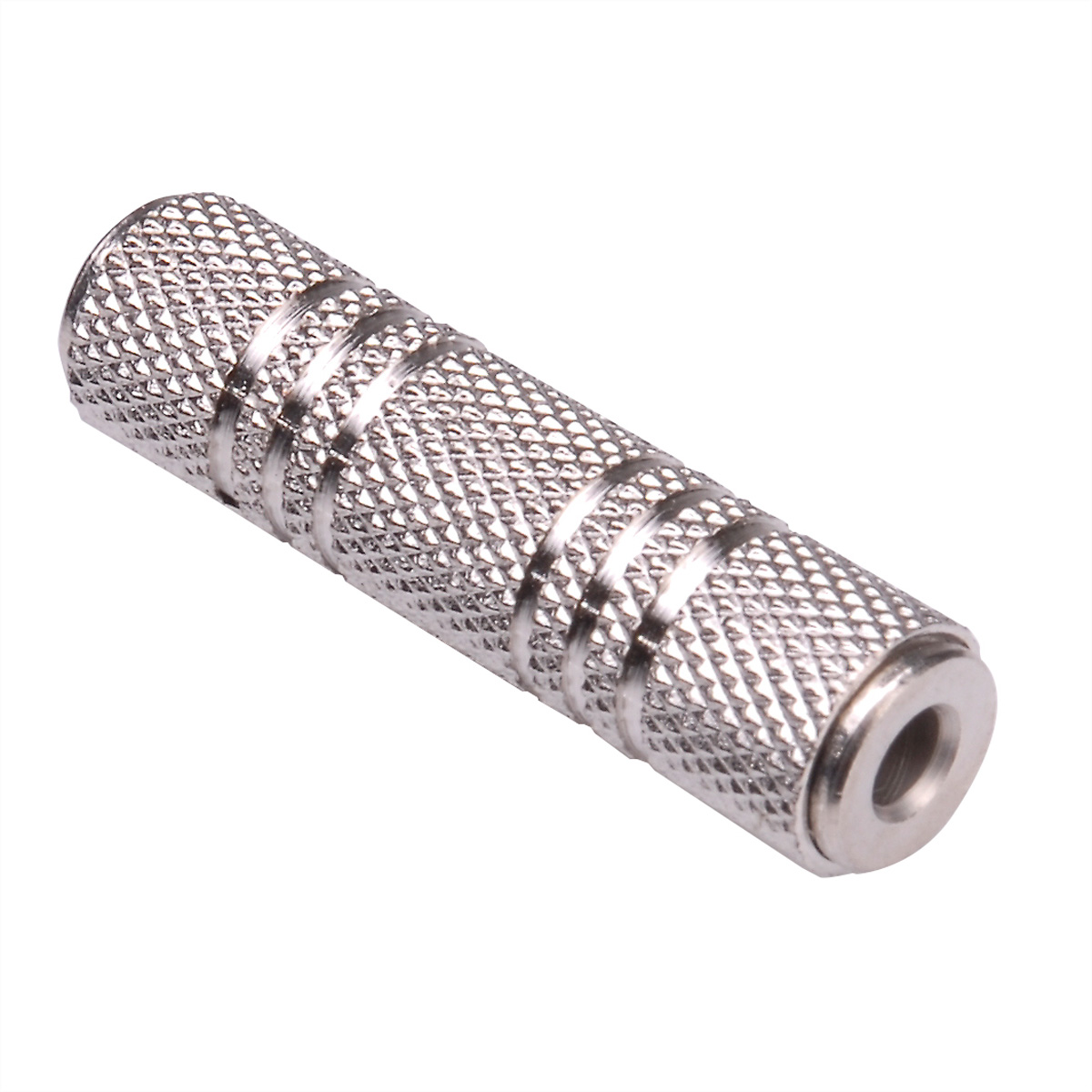 Silberner Audio-Klinkenadapter mit strukturierter Oberfläche, zylindrischer Form und Löchern an beiden Enden.