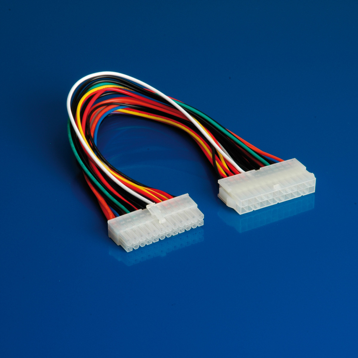 Wielokolorowy kabel zasilający z białymi złączami na niebieskim tle.