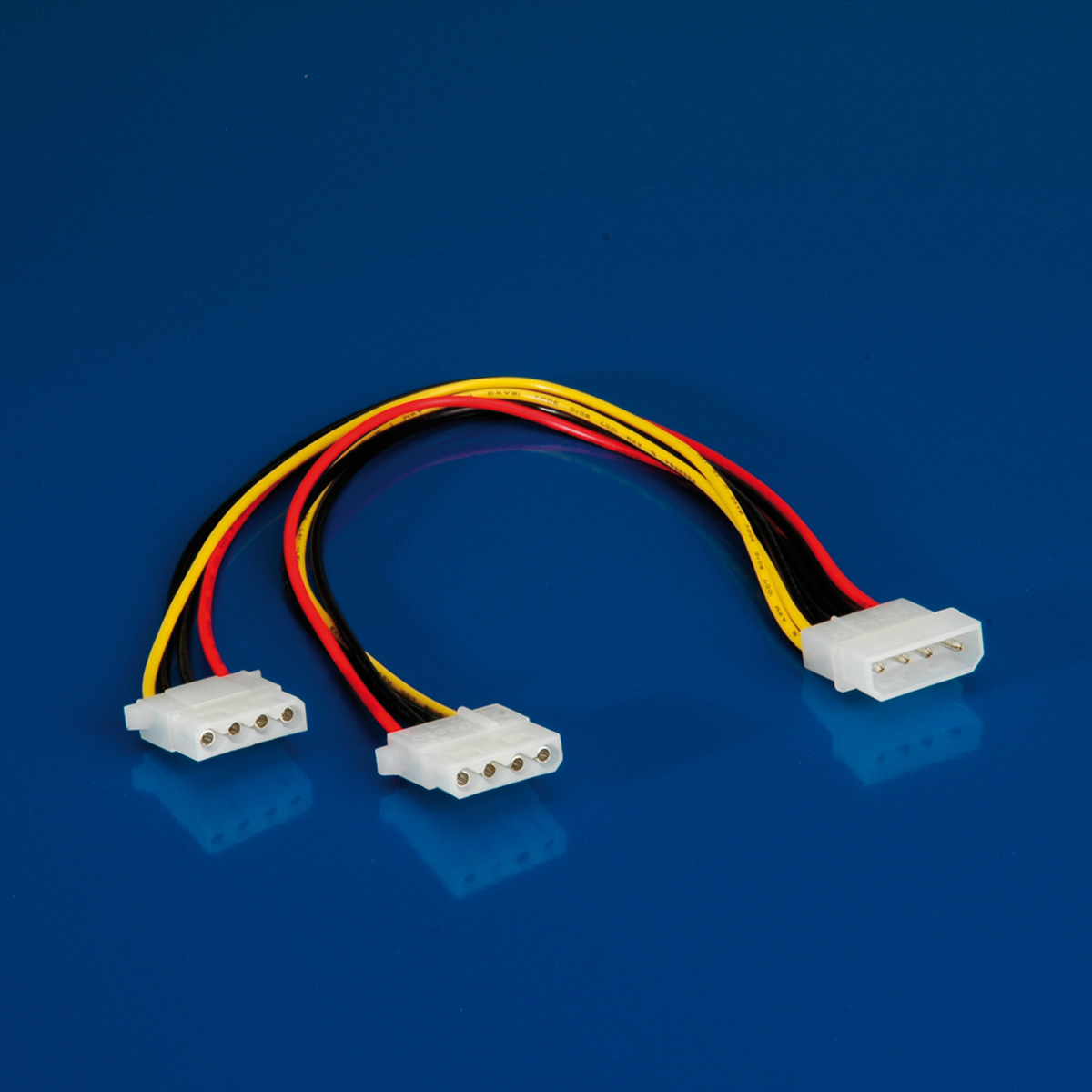 Trois câbles d'alimentation SATA avec connecteurs blancs et fils multicolores : jaune, rouge et noir, sur fond bleu.