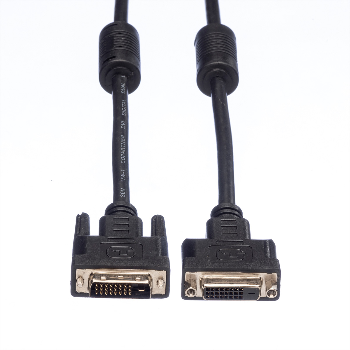 Zwei schwarze DVI-Kabel mit Steckern. Weißer Hintergrund.