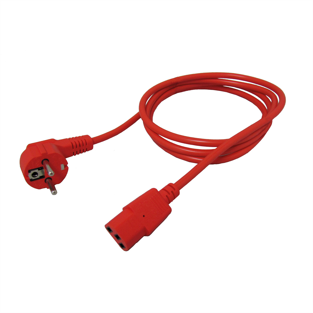 Un câble d'alimentation rouge avec une prise européenne et un connecteur, sur une surface blanche.