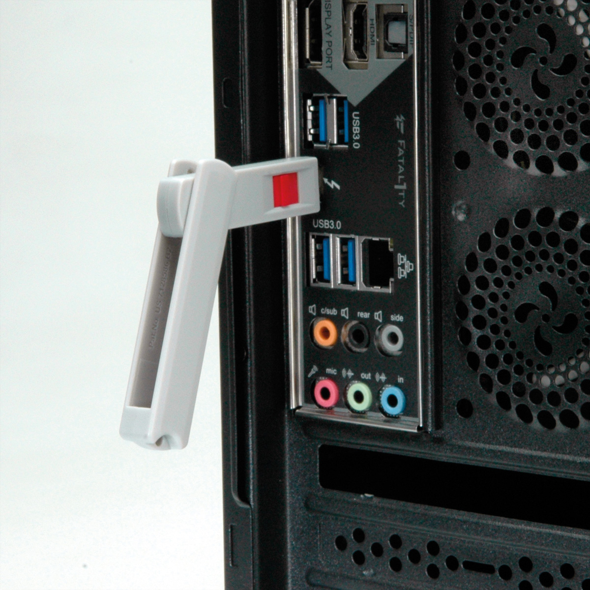 Un protecteur de port USB blanc fixé à un boîtier d'ordinateur.