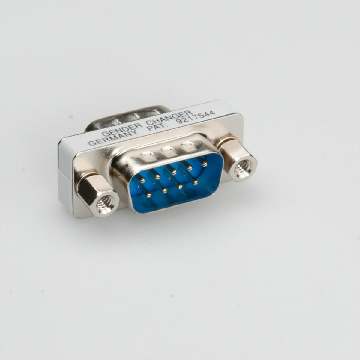 DB9 seriële poortadapter op een witte achtergrond.