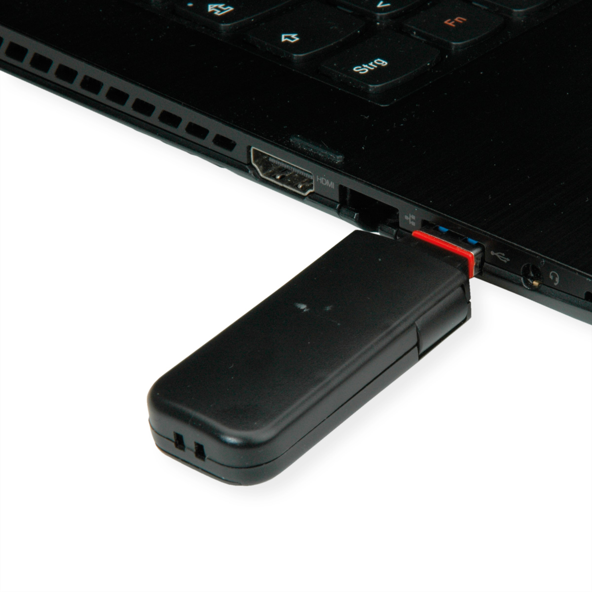 Adaptateur USB-C noir branché sur un ordinateur portable. L'adaptateur est noir et se connecte via HDMI.