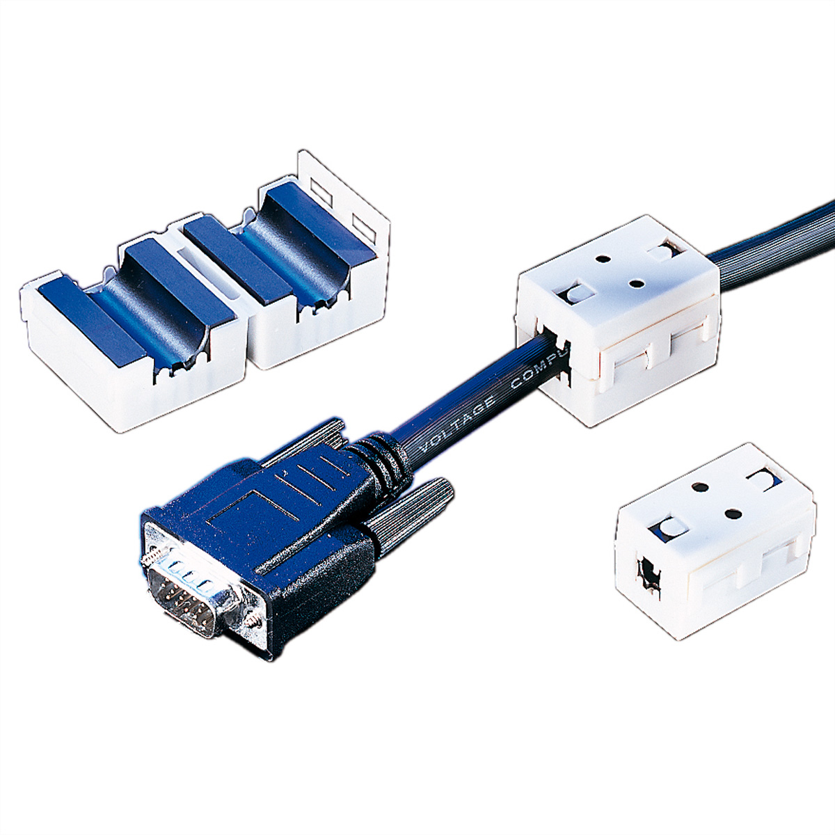 Blauer Stecker mit Kabel, weiße Kunststoffteile. Auf dem Kabel steht 'VOLTAGE COMPLIANT'. Weißer Hintergrund.