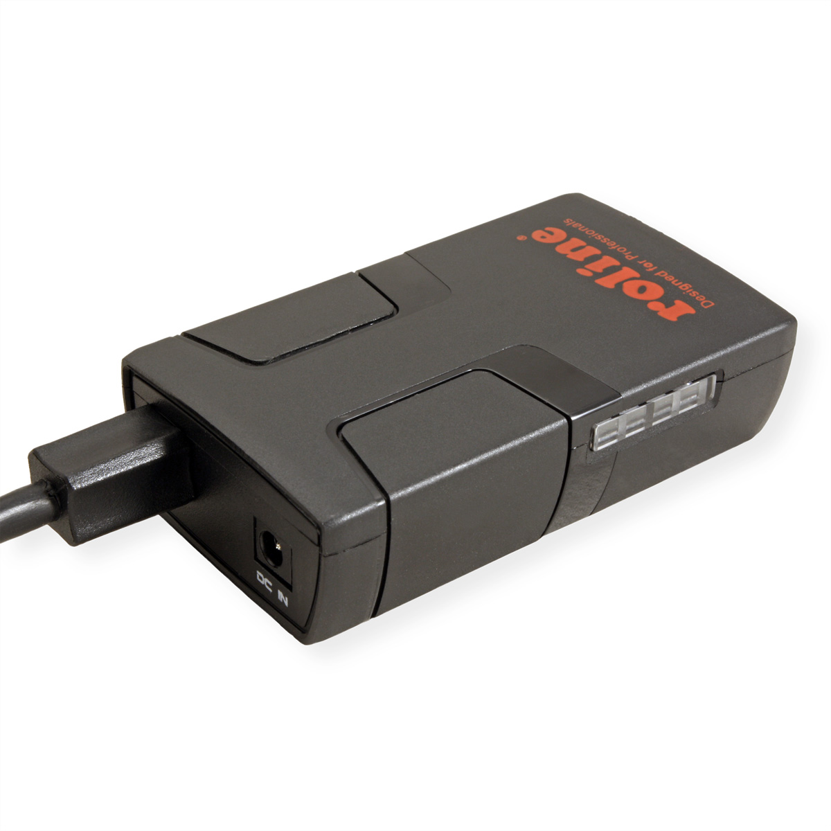 Zwarte adapter met aangesloten USB-kabel en DC IN-poort zichtbaar.