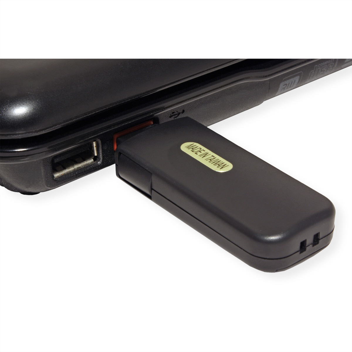 USB-Laufwerk an Laptop angeschlossen. Schwarzes Laufwerk, Text: Made in Taiwan.