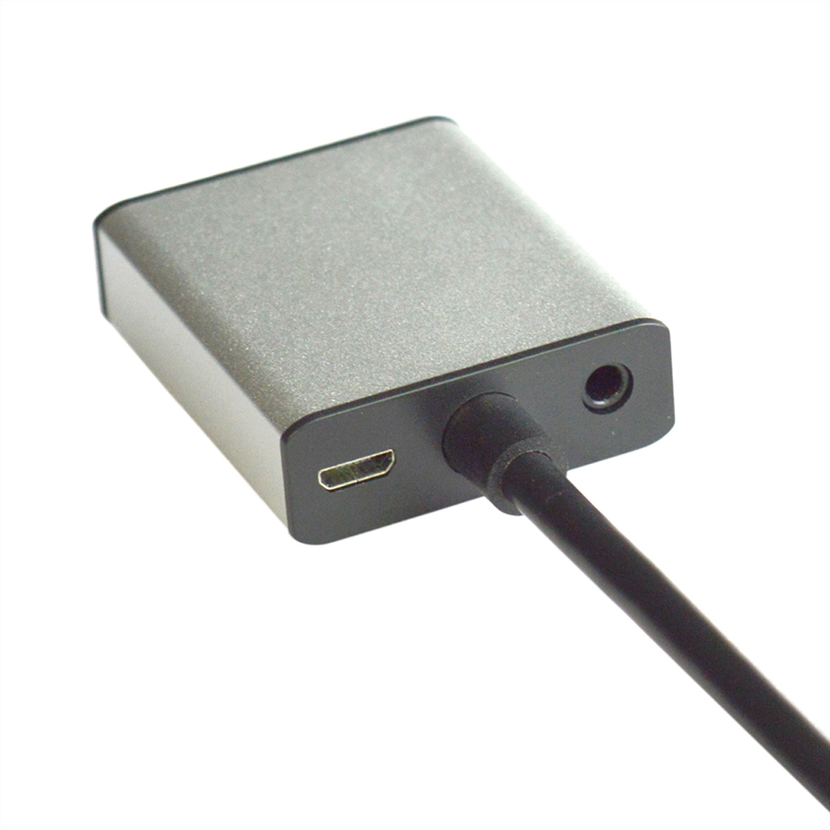 Srebrny adapter z portem micro USB i czarnym kablem oraz gniazdem słuchawkowym. Białe tło.