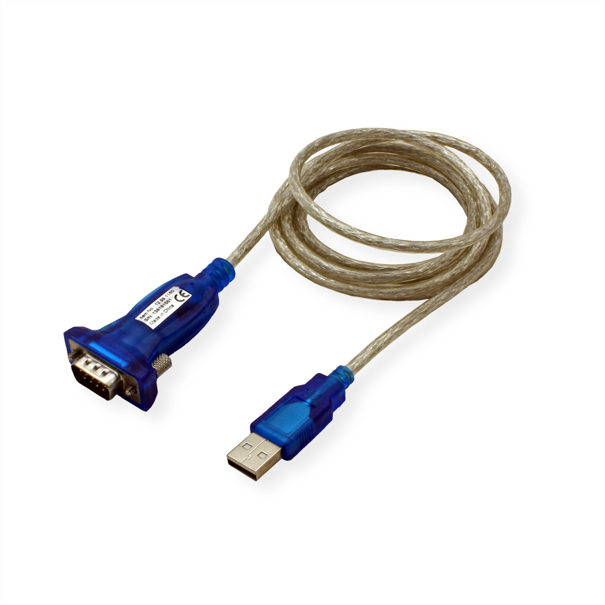 Een blauw-grijze USB naar seriële kabel, op een witte achtergrond. Eén uiteinde is USB, de andere is een seriële poort.