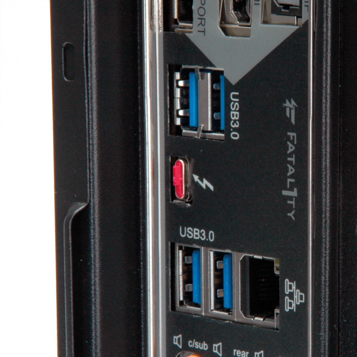 Nahaufnahme eines Motherboards mit USB-Anschlüssen und anderen Anschlüssen.