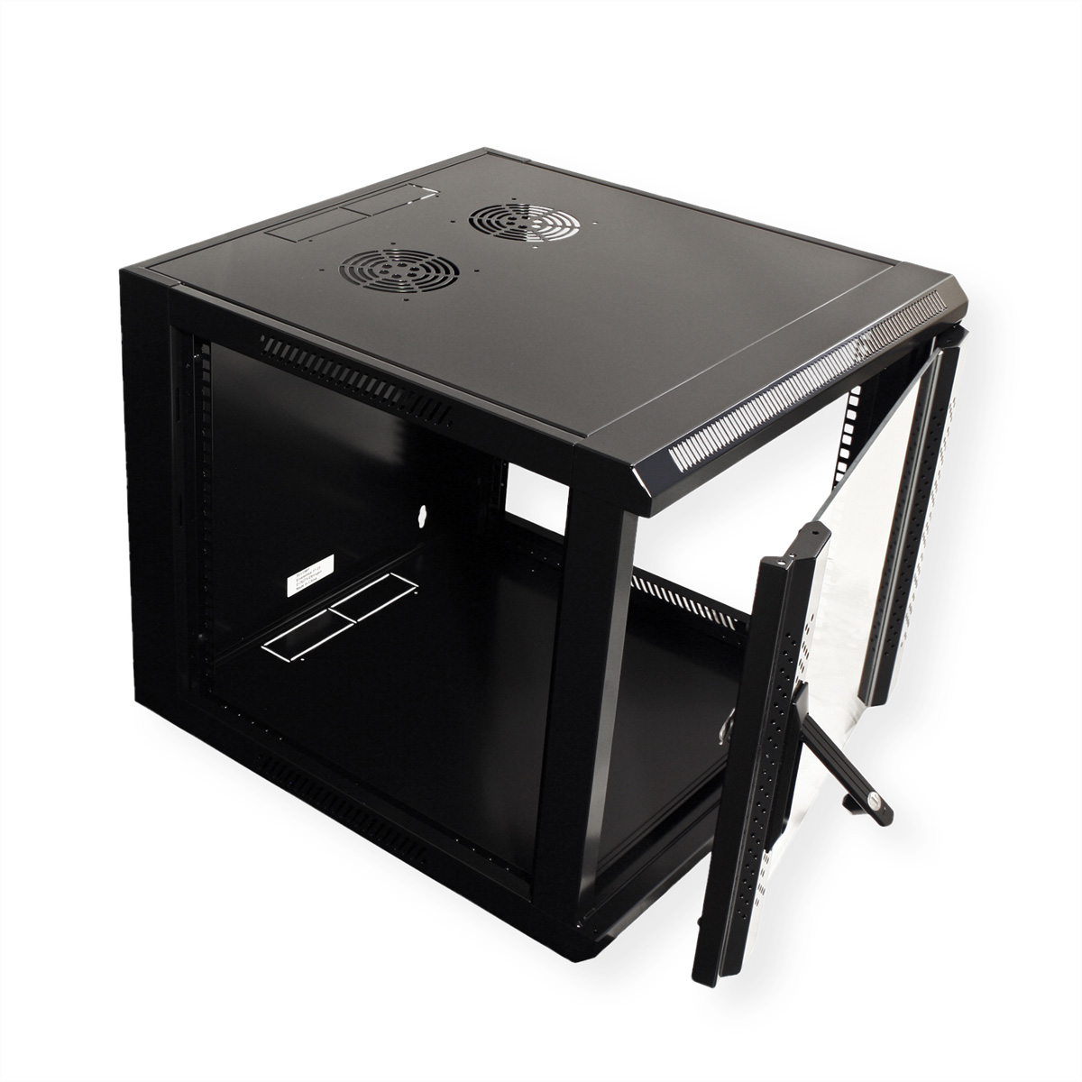 Un armadio rack nero con porta a vetri aperta. Ha ventole e prese d'aria in alto.