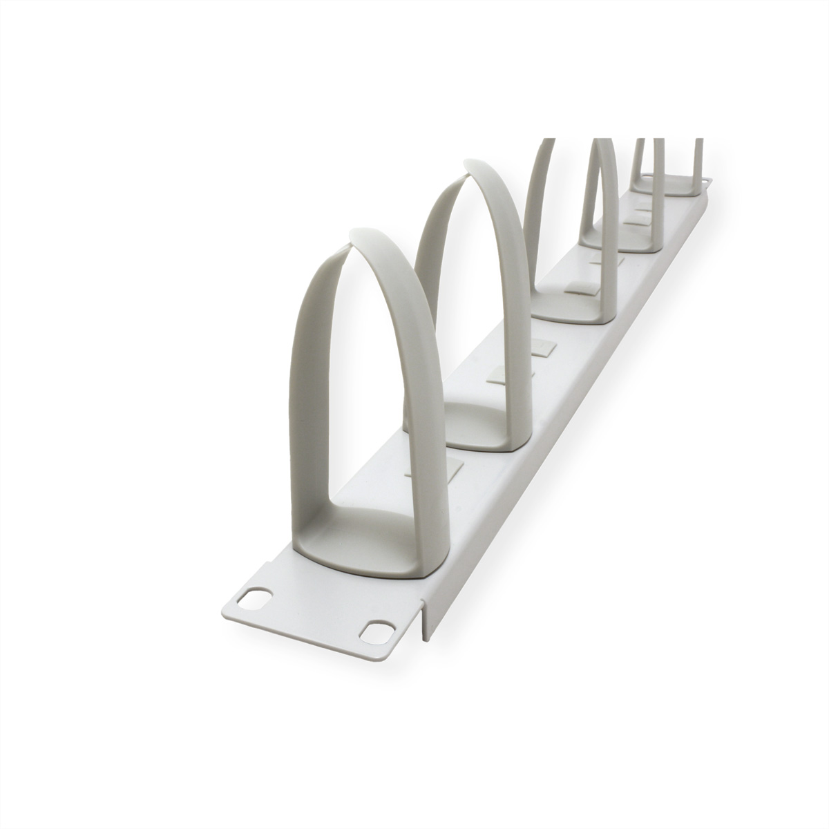 Un pannello di gestione cavi bianco con diversi supporti ad arco. Sfondo bianco.