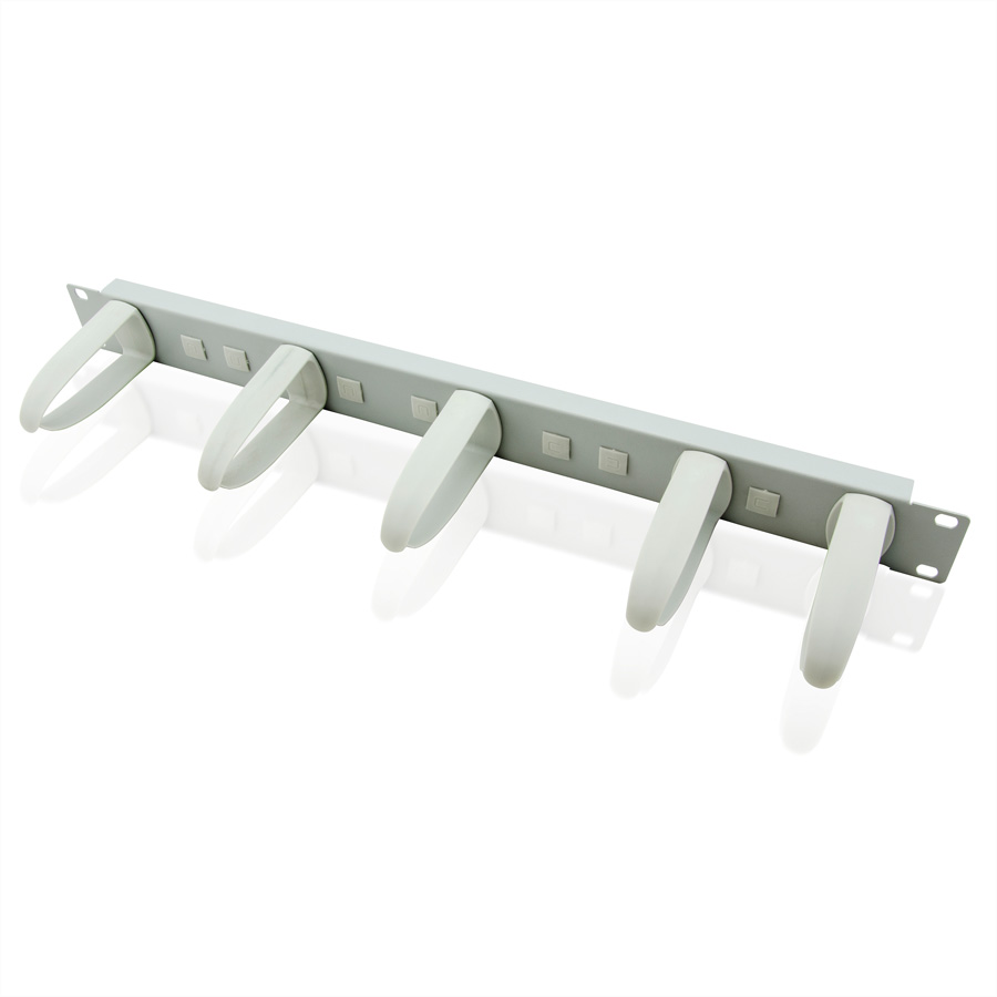 Un pannello di gestione cavi grigio con cinque supporti per cavi bianchi e curvi.