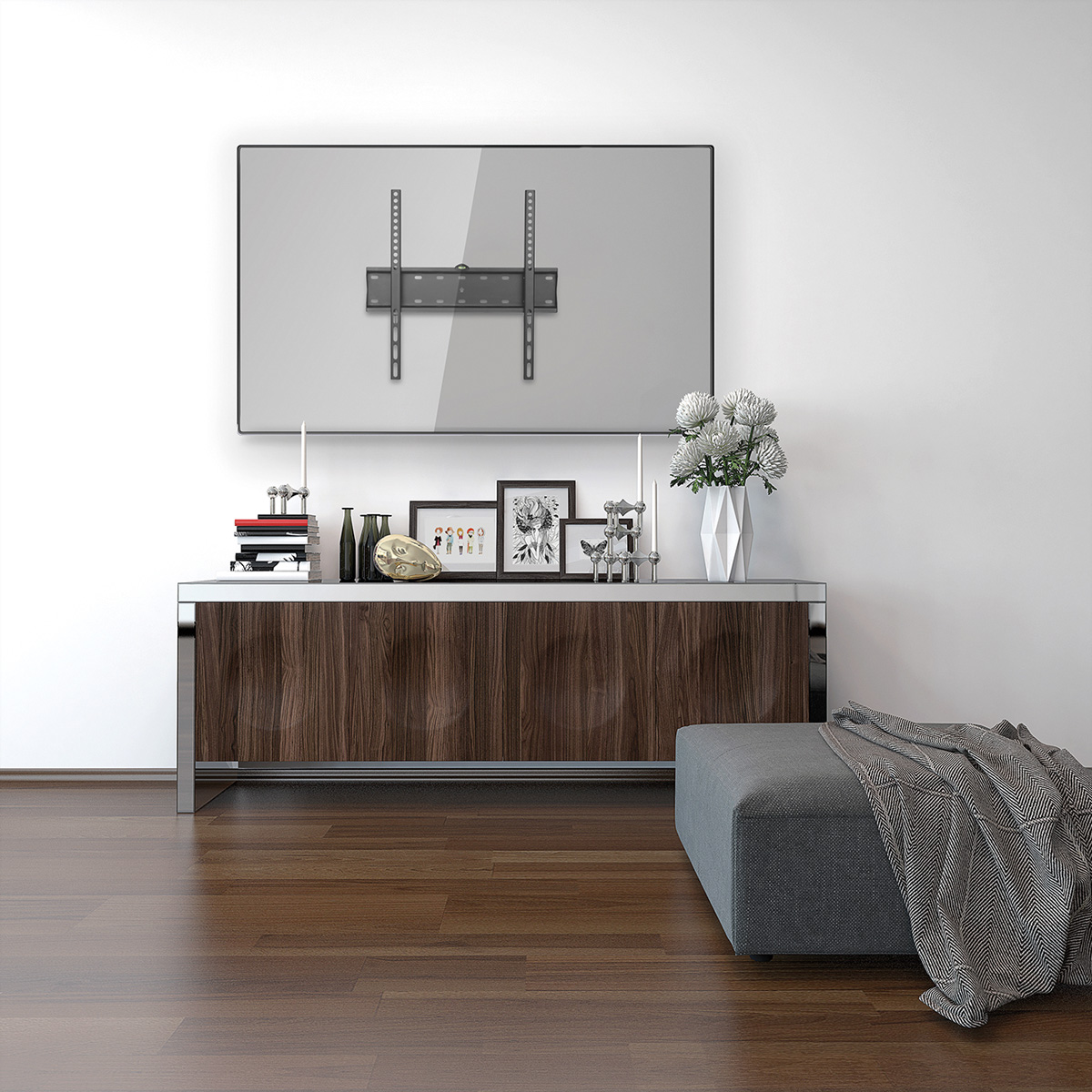 Fernseher an der Wand über einer Konsole mit Dekoration.