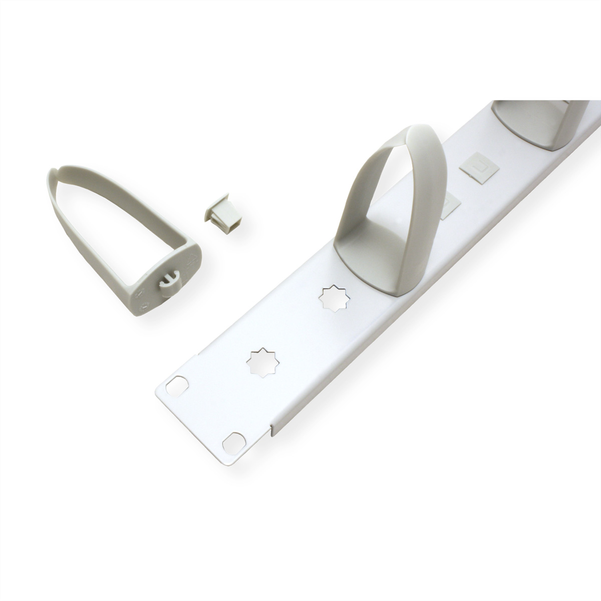 Componenti bianchi per la gestione dei cavi. Bianco e grigio. Diverse parti separate.