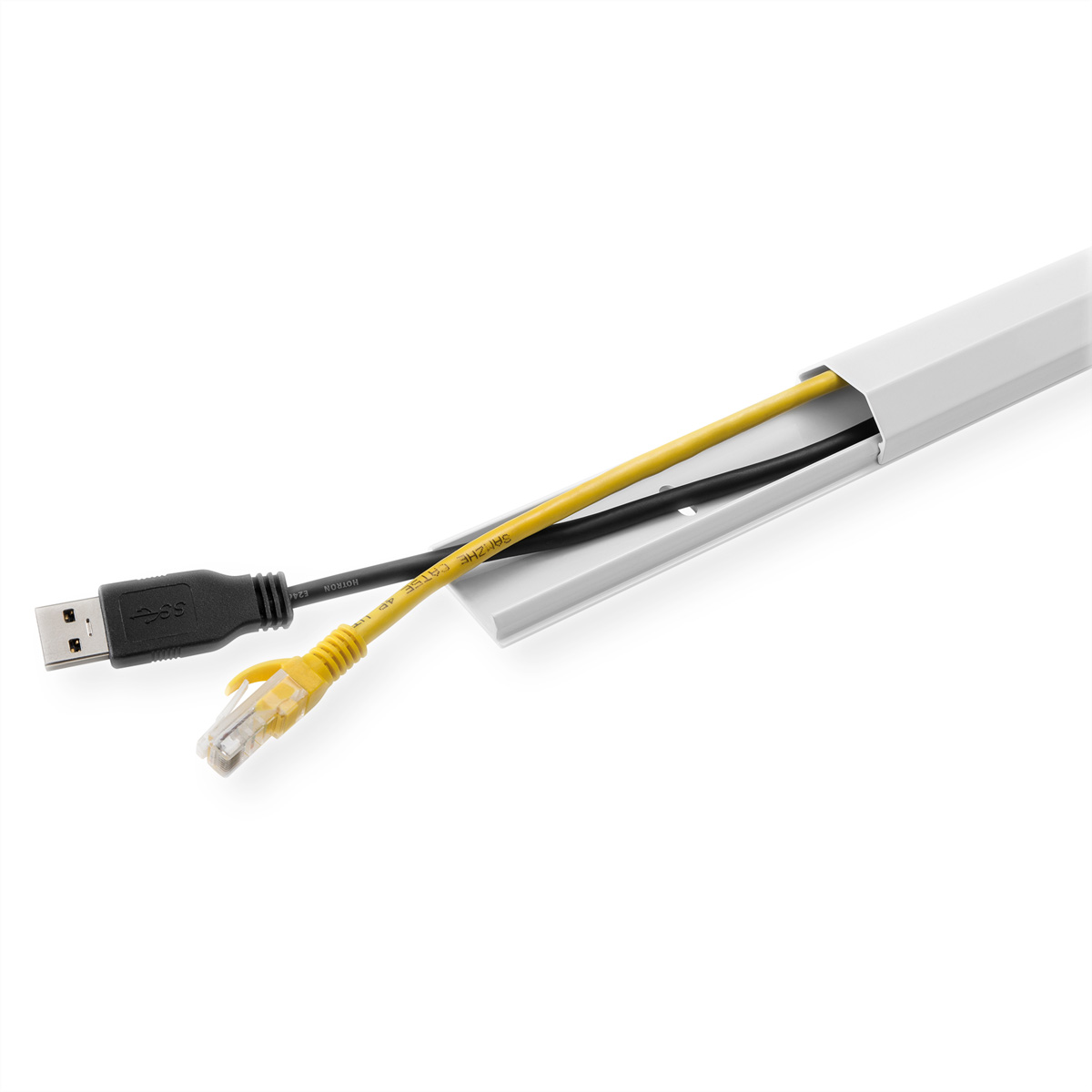Ein weißer Kabelorganisator mit USB- und Ethernet-Kabeln. Ein Kabel ist gelb, ein anderes schwarz.