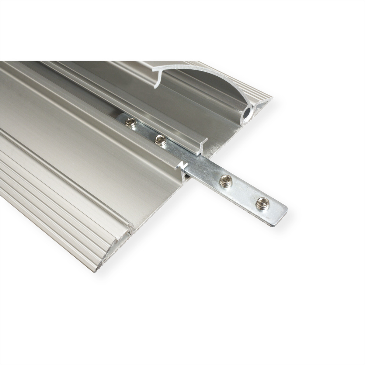Aluminium-Schwellenrampe mit Metallverbindung und Schrauben, auf weißem Hintergrund.