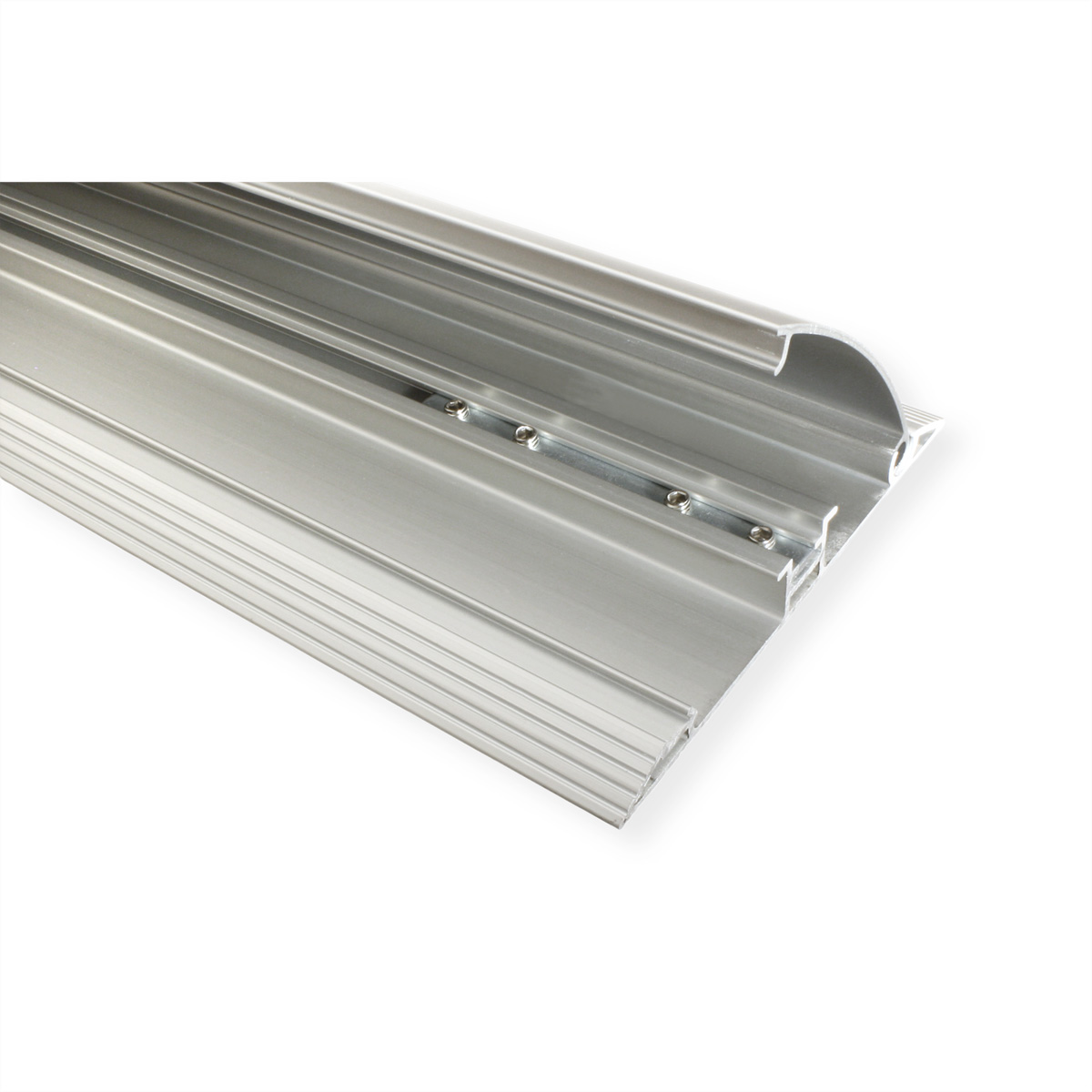 Nahaufnahme einer silbernen Metallkante mit Rillen auf weißem Hintergrund, die einen Teil eines Produkts zeigt.