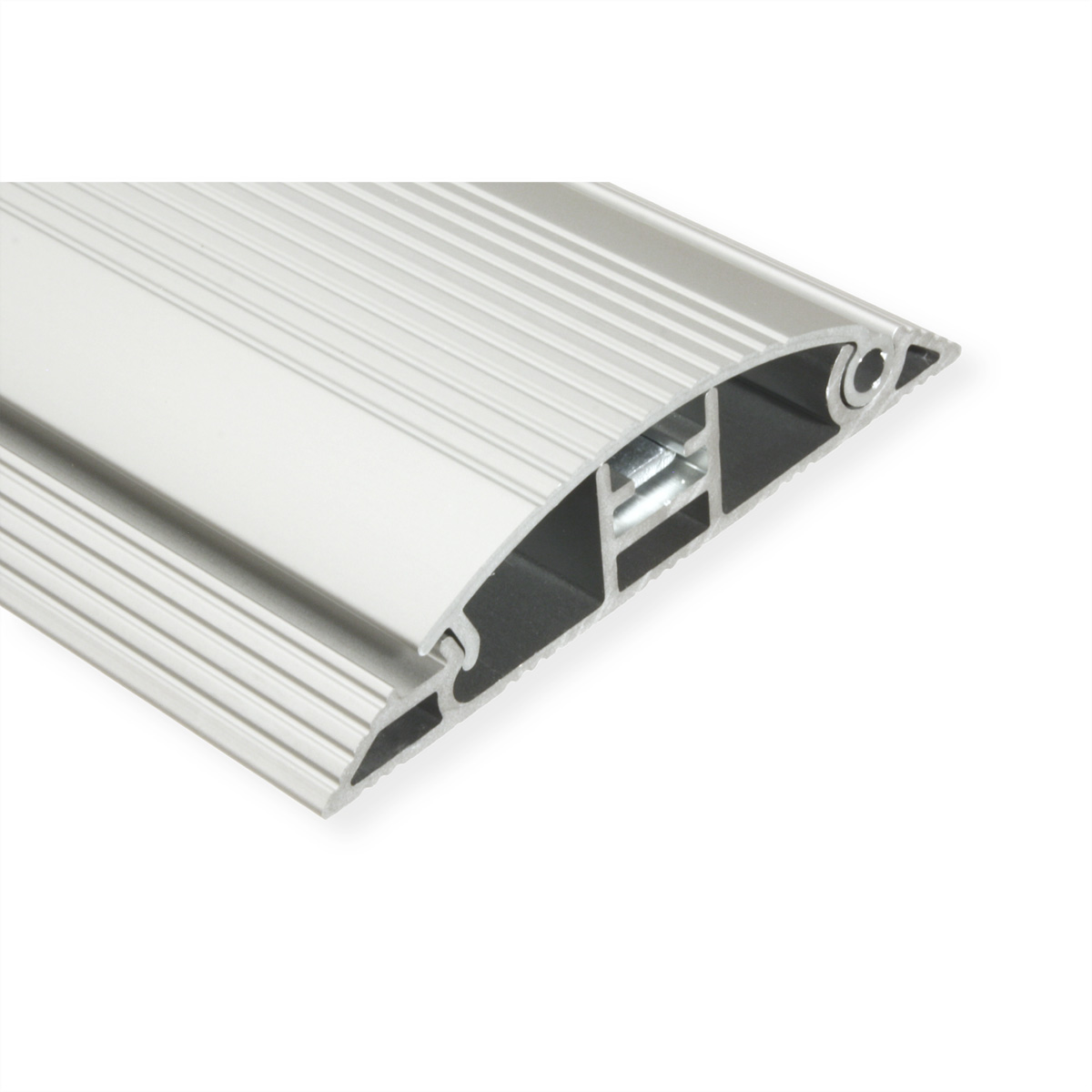 Zilveren metalen profiel met afgeronde vorm en parallelle lijnen. Doorsnede toont de binnenkant.