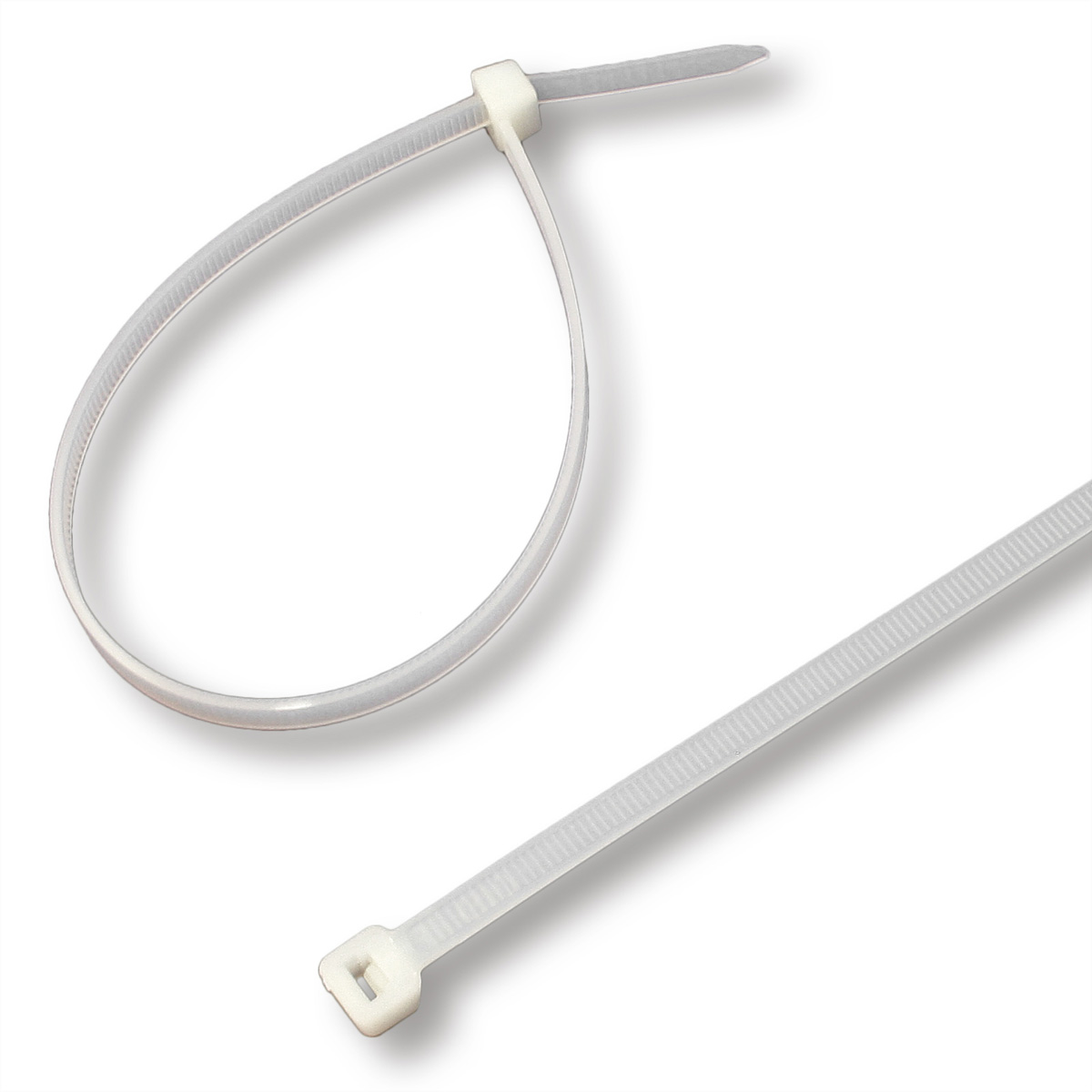 Twee witte kabelbinders, één gelust, op een witte achtergrond.