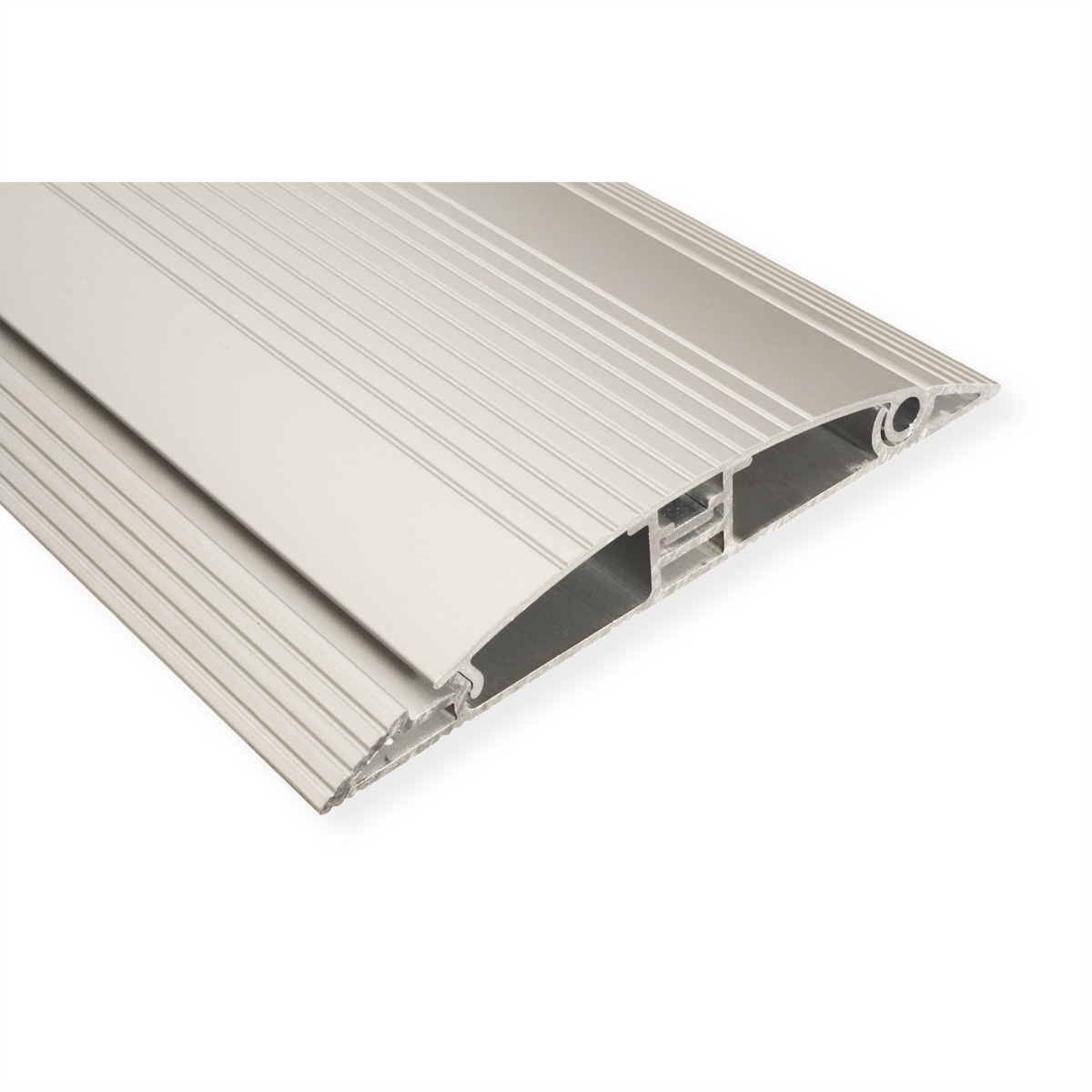 Eine silberne Metallschwelle mit Rippen und geschwungenem Design, auf weißem Hintergrund.