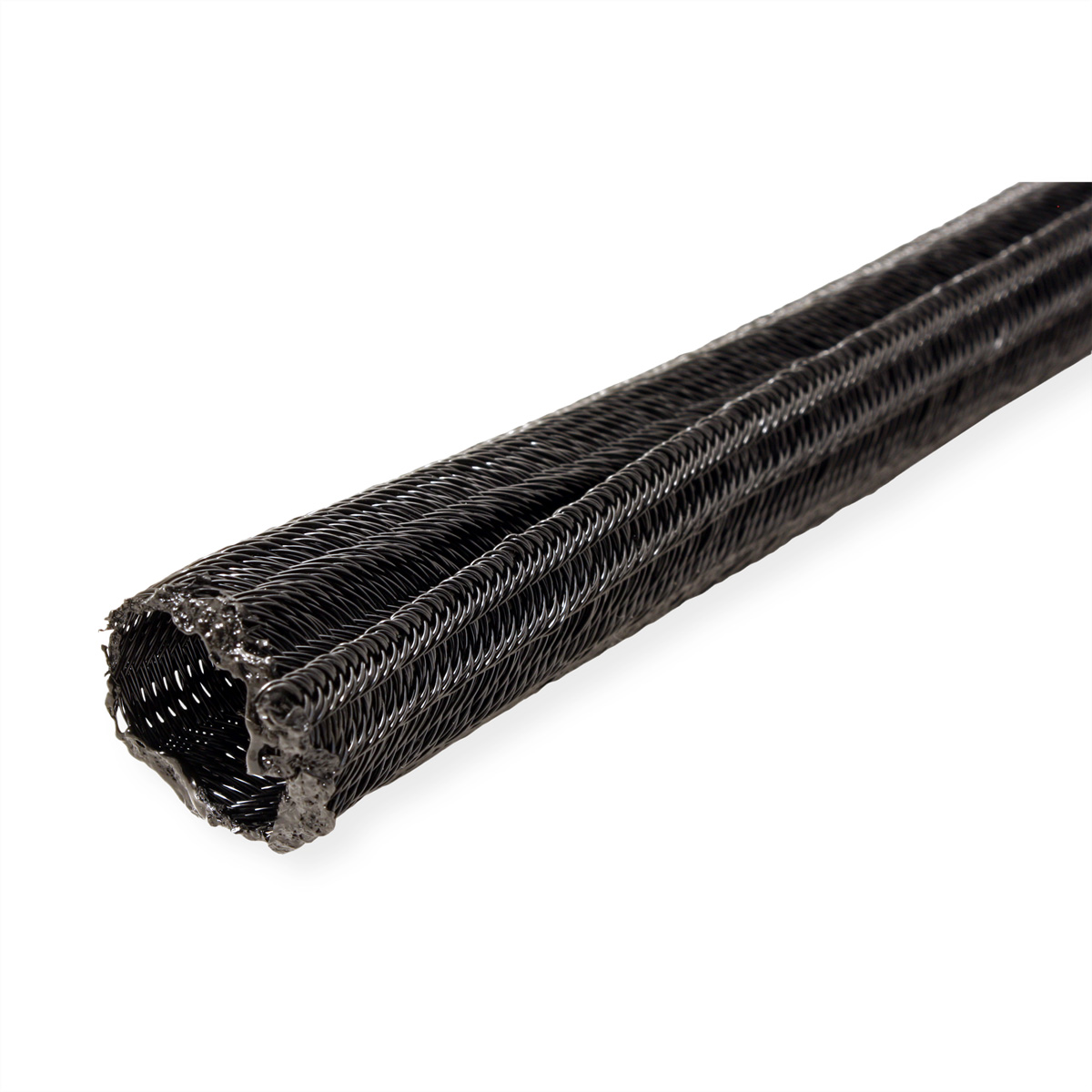 Eine schwarze geflochtene Kabelhülle, schräg, auf weißem Hintergrund. Gewebte Textur.