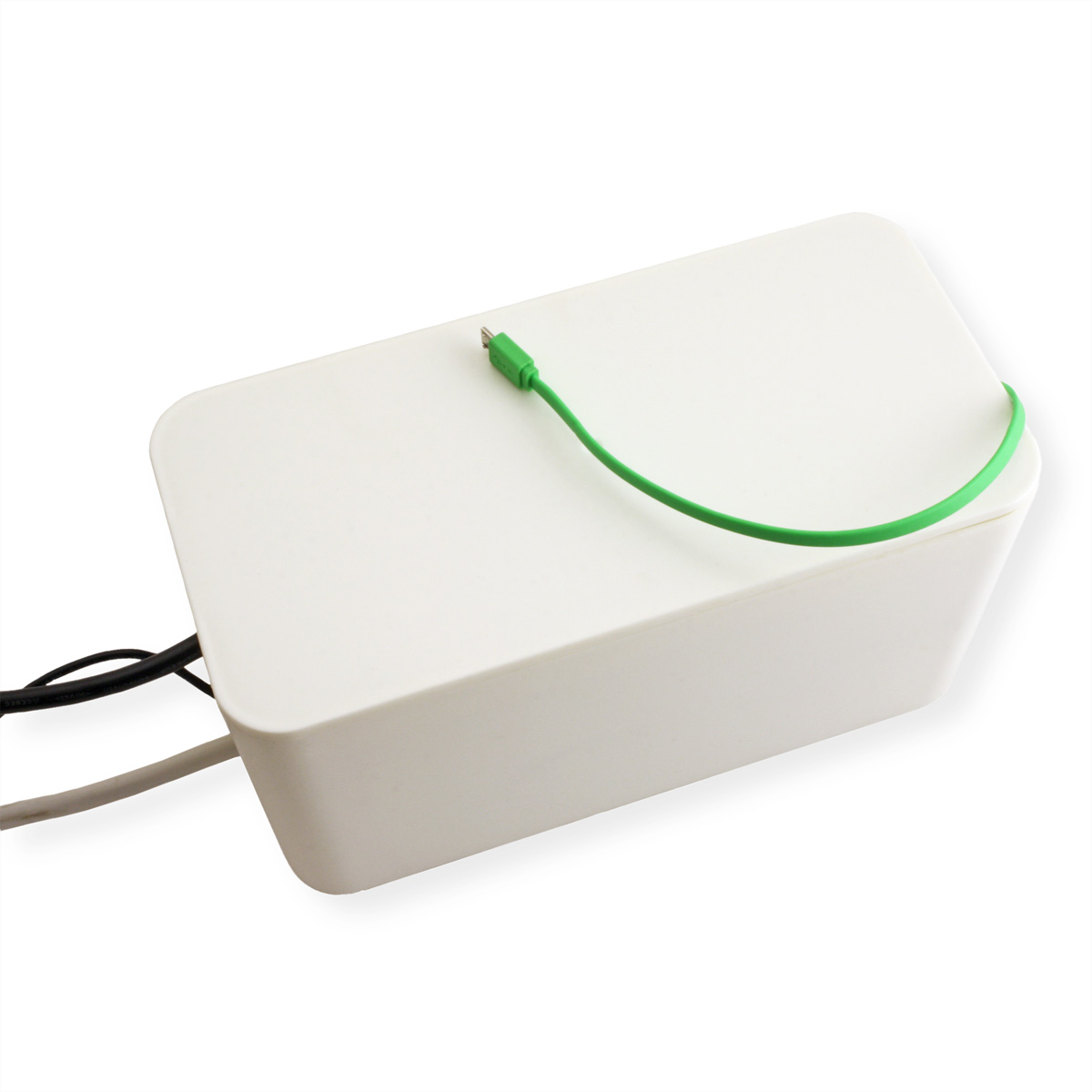 Weißer rechteckiger Kabelkasten mit einem grünen Kabel, das herausragt. Schwarze und graue Kabel daneben.