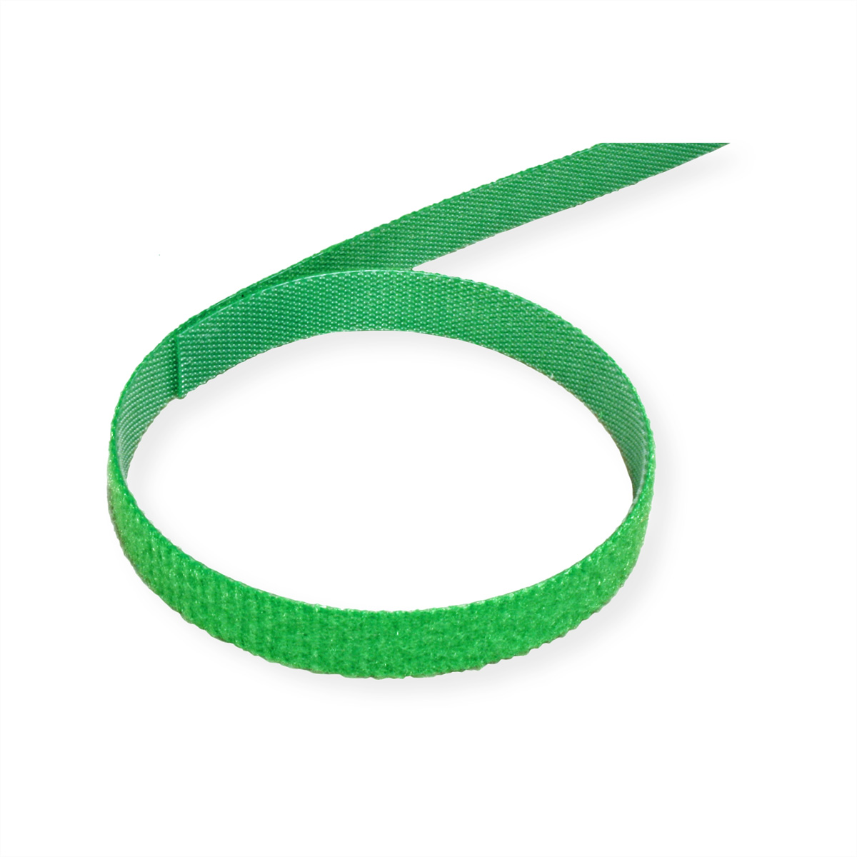 Een groene klittenbandriem opgerold tot een cirkel op een witte achtergrond. De riem is opgerold.