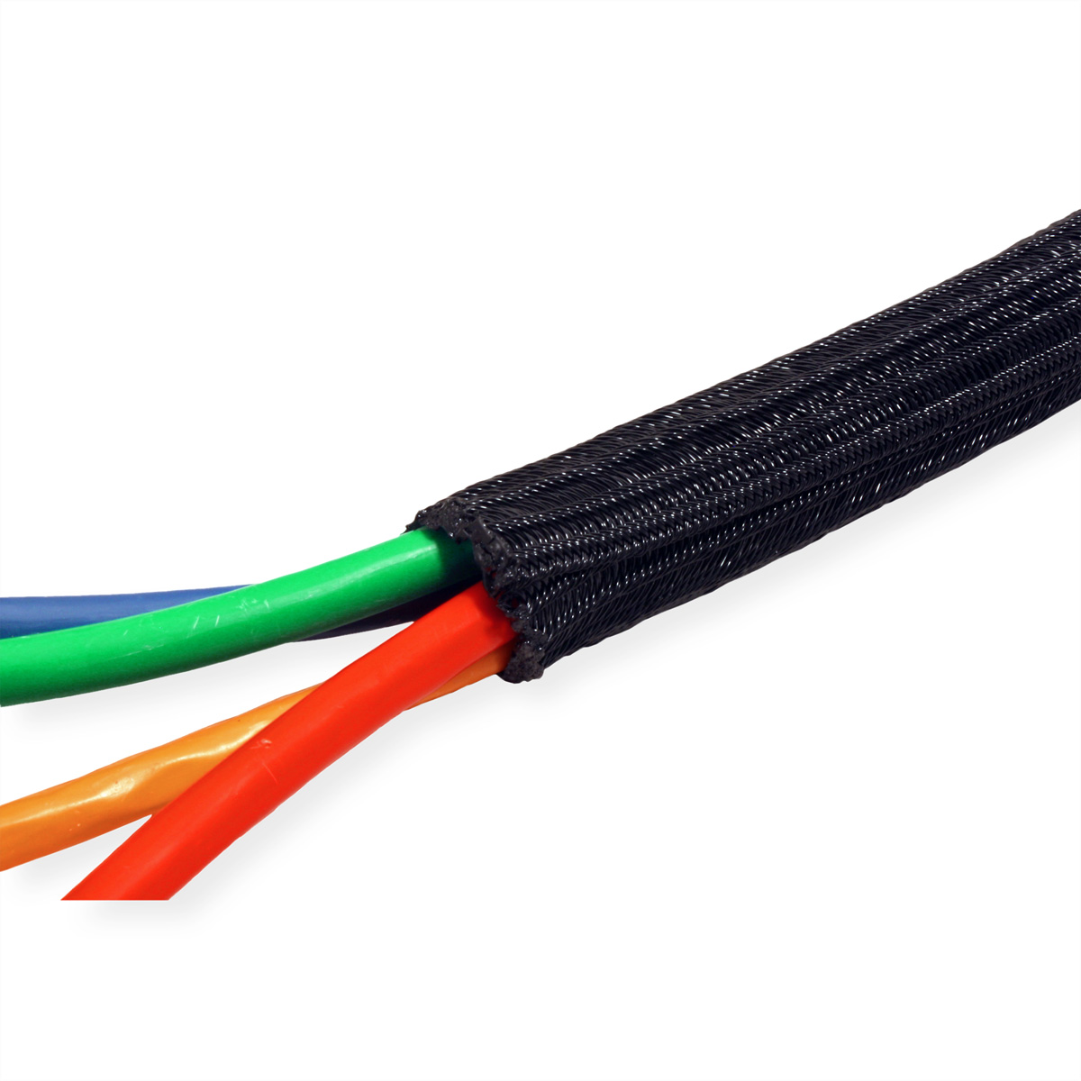 Nahaufnahme von mehrfarbigen Drähten in einer schwarzen geflochtenen Kabelhülle. Die Farben sind grün, blau und orange.