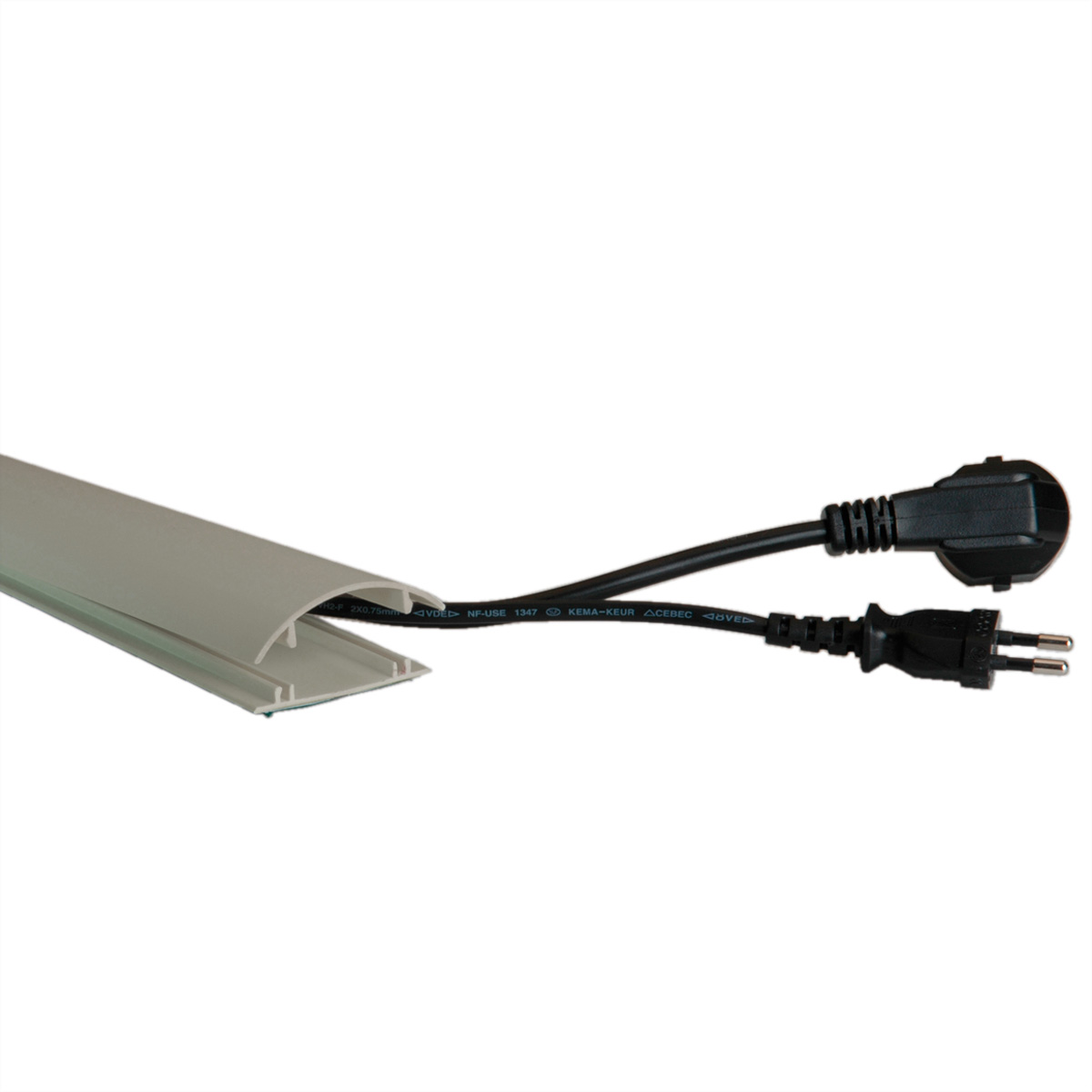 Grauer Kabelkanal mit schwarzem Netzkabel und Stecker, die sich nach rechts vor weißem Hintergrund erstrecken.