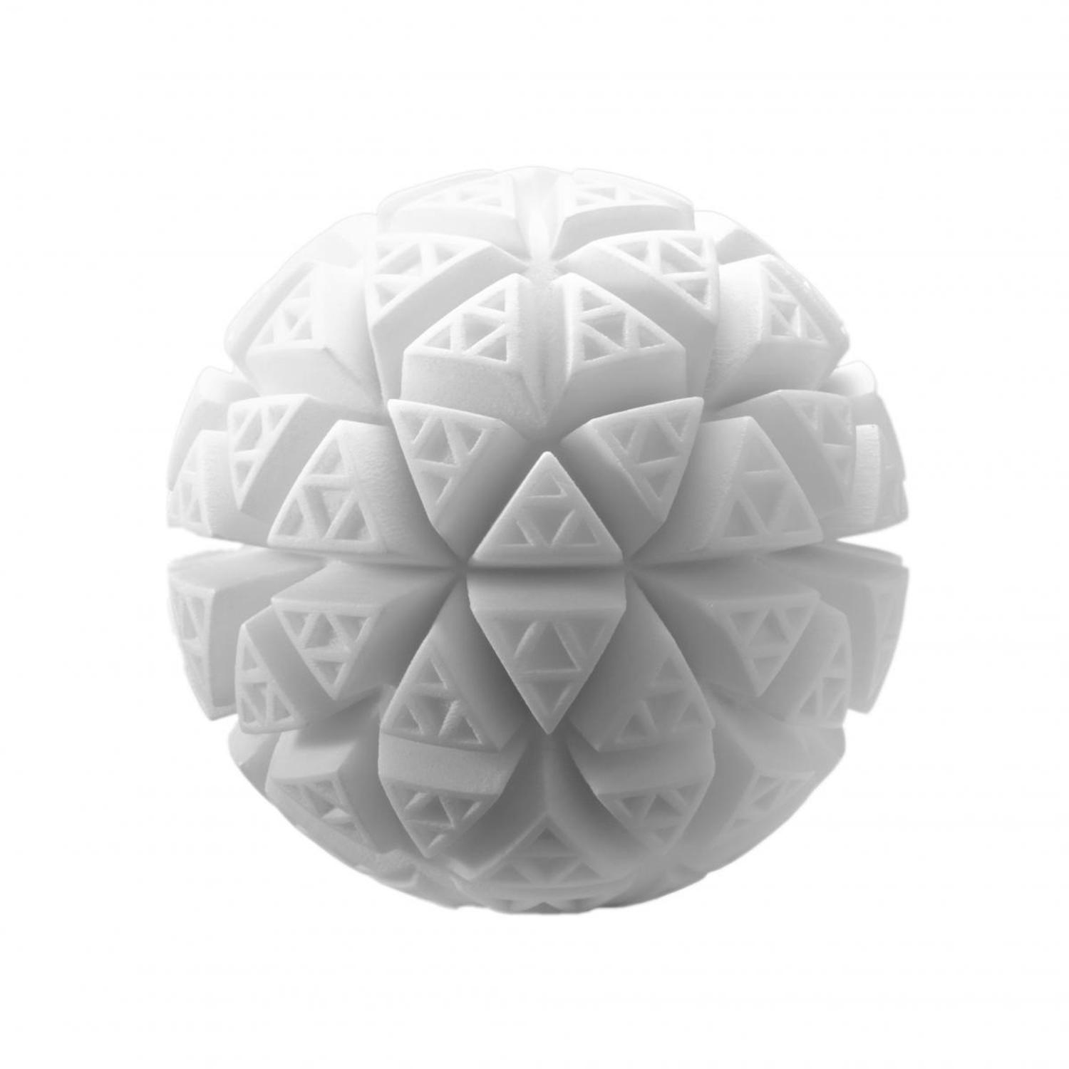 Weiße, geometrische Kugel aus sich wiederholenden Dreiecksformen. Hintergrund ist schlicht weiß.