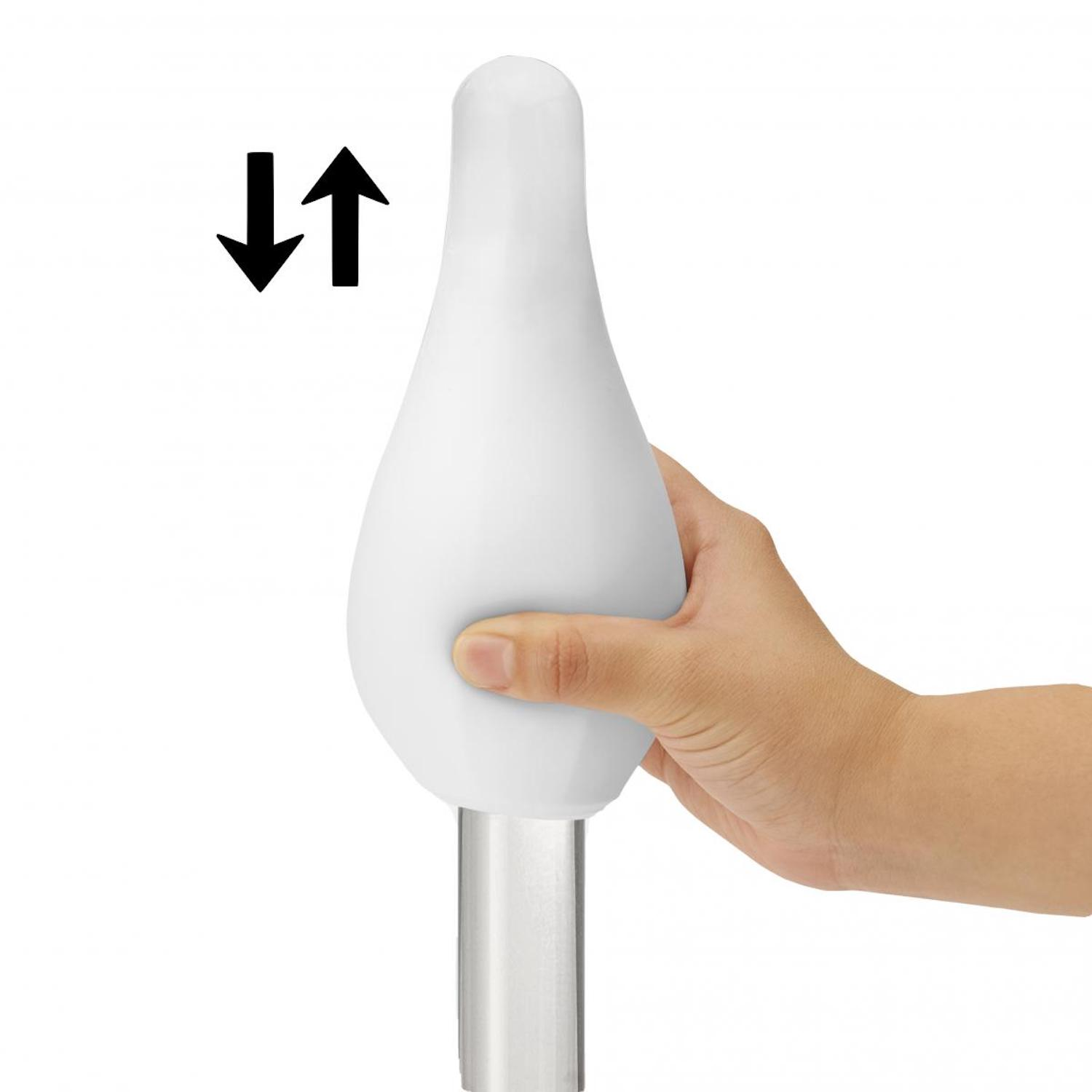 Eine Hand hält ein weißes, tropfenförmiges Objekt auf einem silbernen Pfosten, daneben schwarze Pfeile.