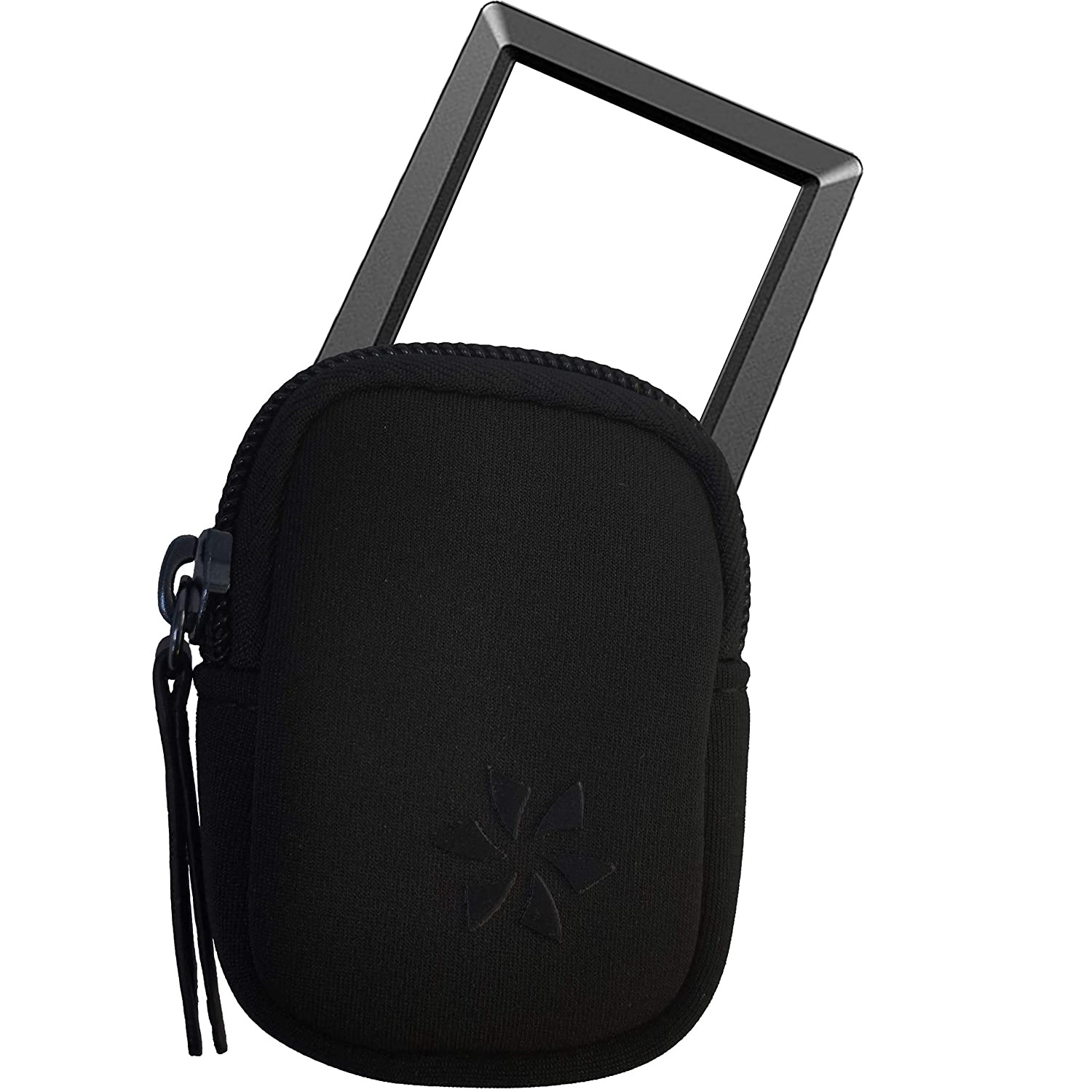 Eine schwarze Tasche mit Griff oben. Hat einen Reißverschluss und ein kleines Logo.