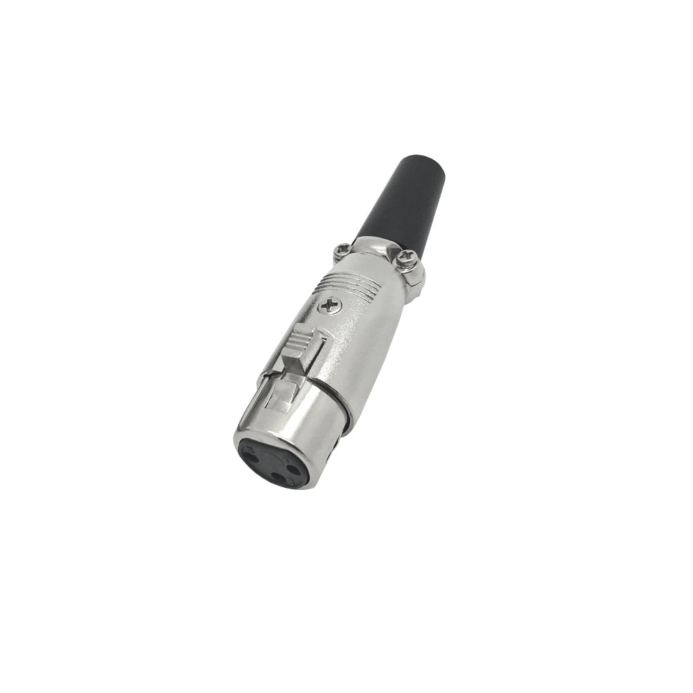 Silberner XLR-Stecker auf weißem Untergrund, schwarze Gummihülse, Metalldetails.
