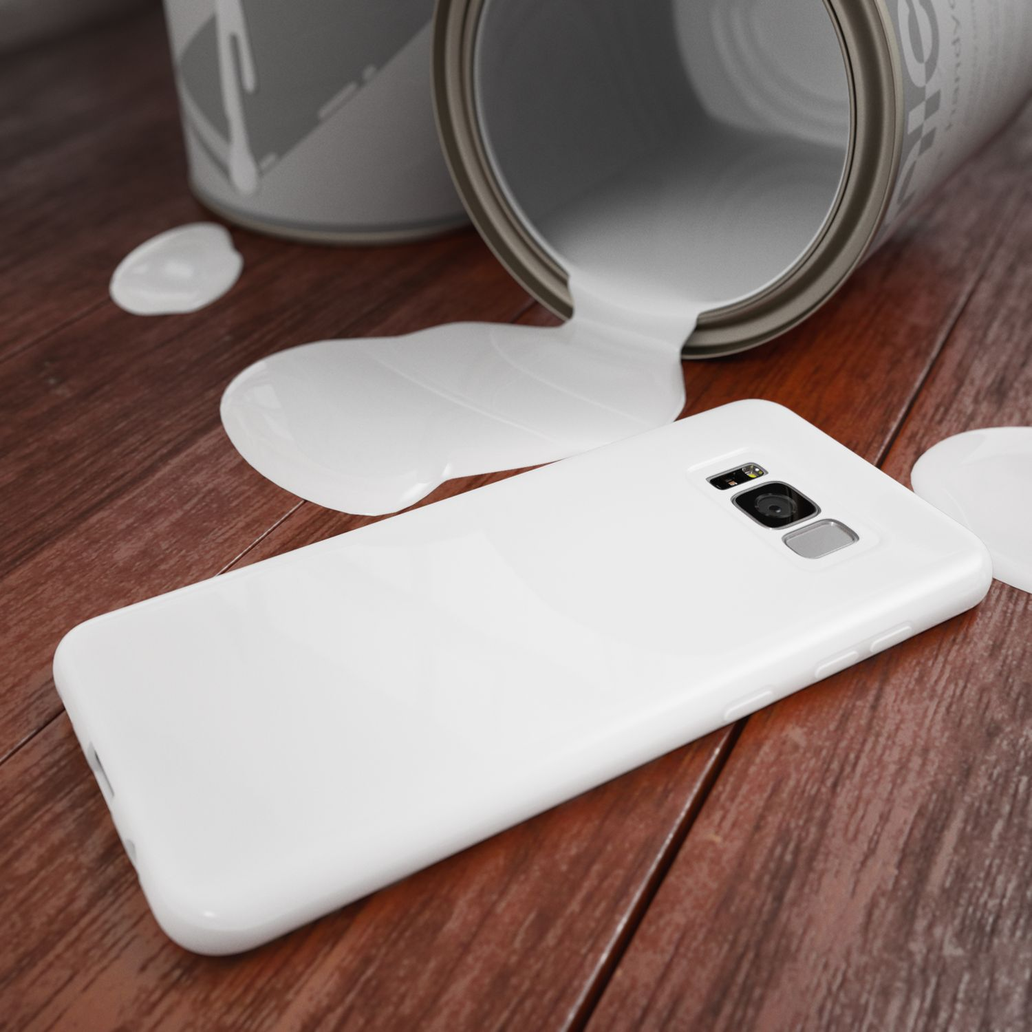 Weißes Telefon auf Holztisch mit verschütteter weißer Farbe und offenem Farbeimer.