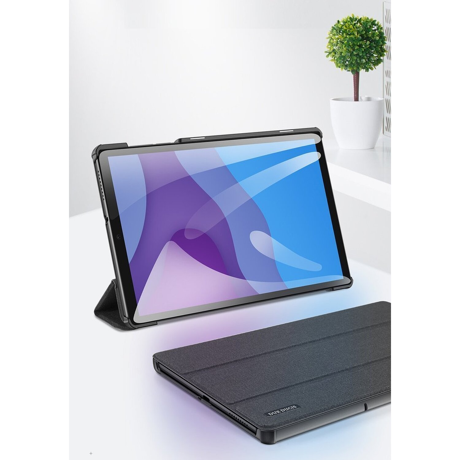 Tablet mit schwarzem Gehäuse, aufgestellt, mit einem weiteren Gehäuse auf weißer Oberfläche.