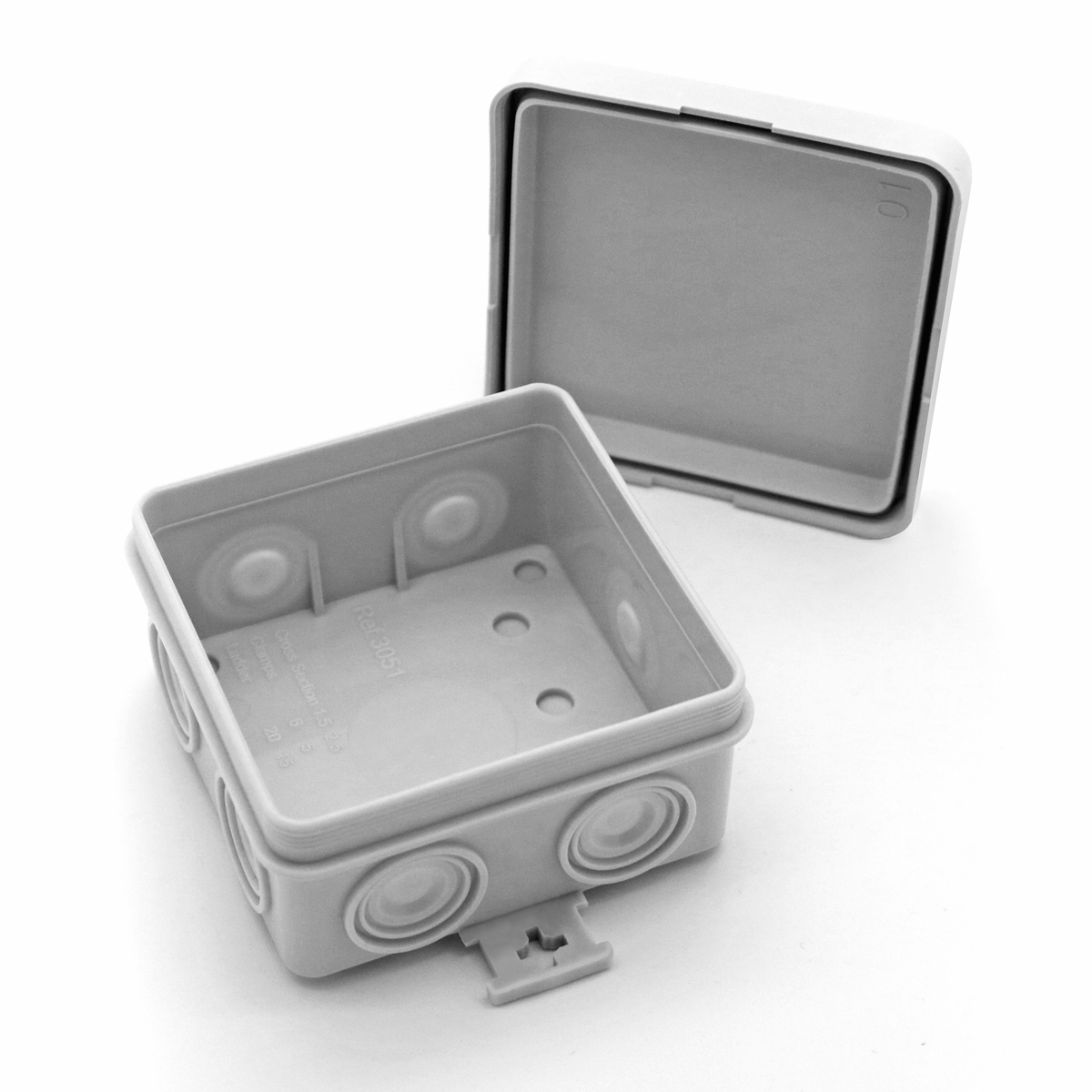 Eine graue Plastikbox mit offenem Deckel.
