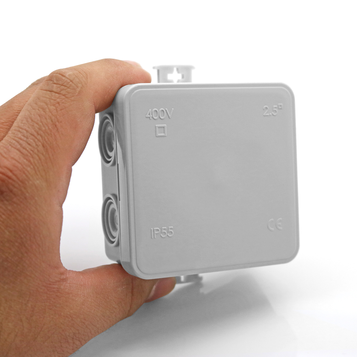 Hand hält eine graue elektrische Anschlussdose. Auf der Box stehen: 400V, 2,5, IP55 und CE-Zeichen. Weißer Hintergrund.