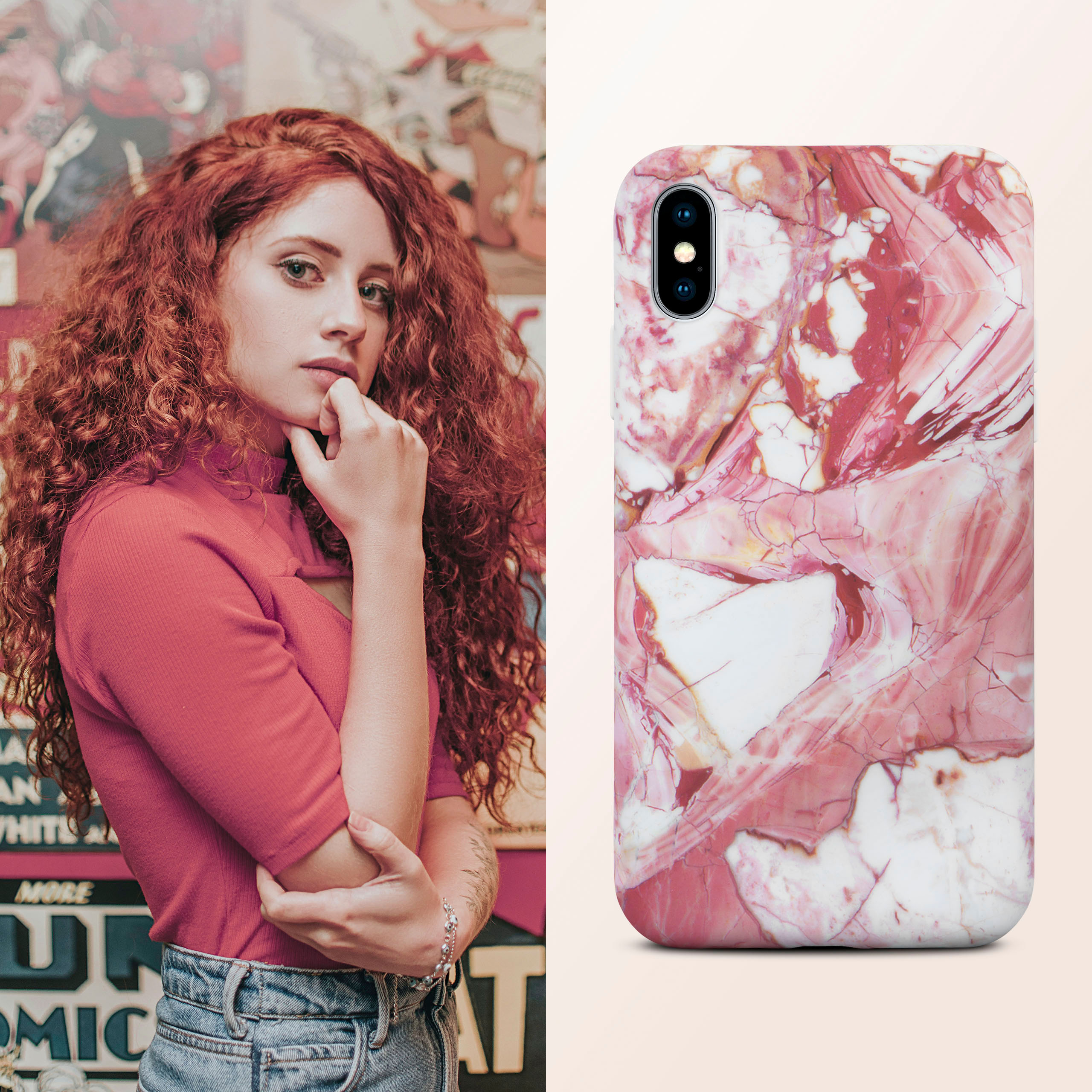 Frau mit roten Locken, die eine Handyhülle mit rosa Marmordesign hält. Der Hintergrund ist bunt.