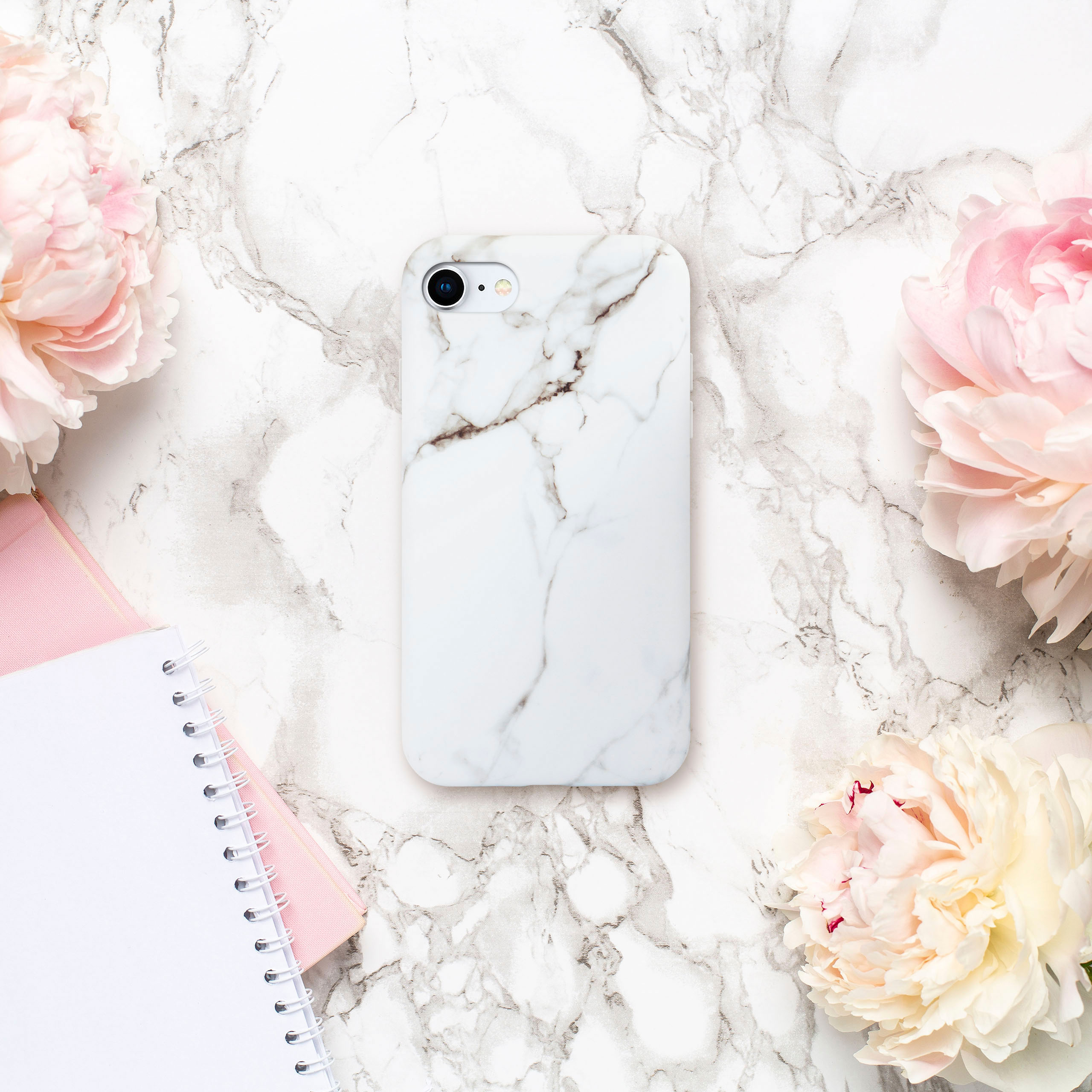 Weißes Marmor-Handycase mit rosa Blumen und Notizblock.
