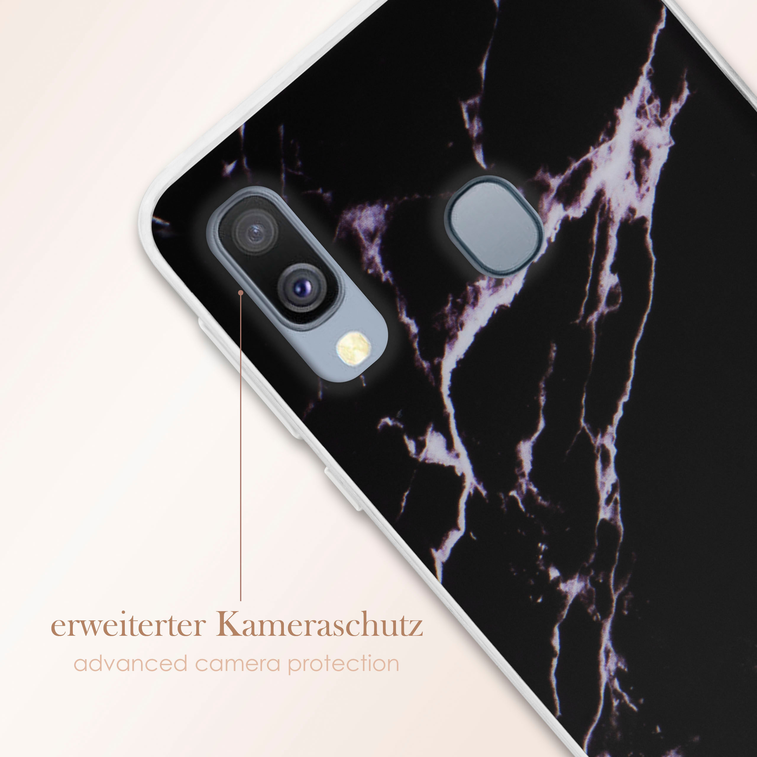 Handyhülle aus schwarzem Marmor mit Kameraschutz. Das Telefon befindet sich auf einer hellen Oberfläche.