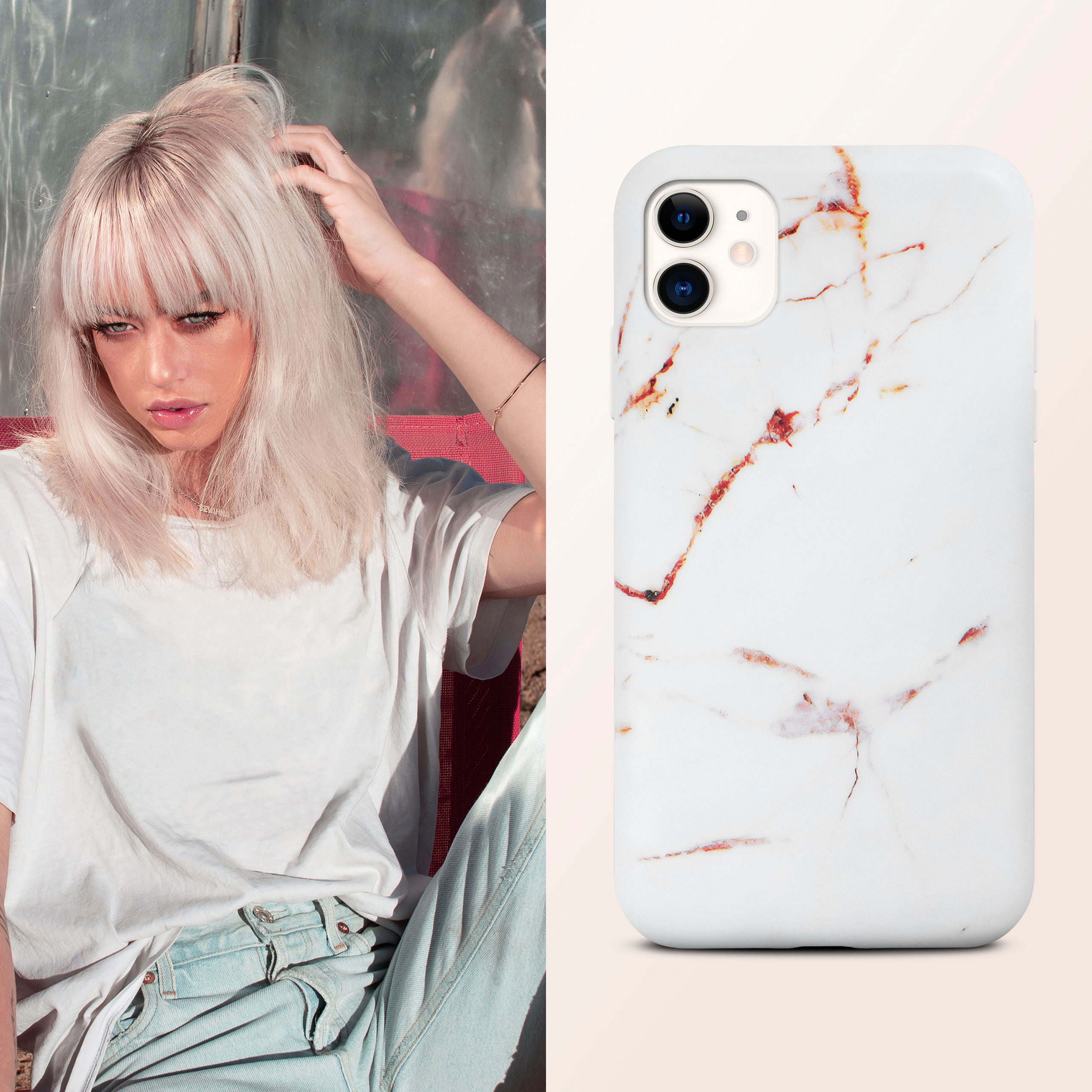Eine Frau mit blonden Haaren und einer Handyhülle. Die Hülle hat Marmor-Design.