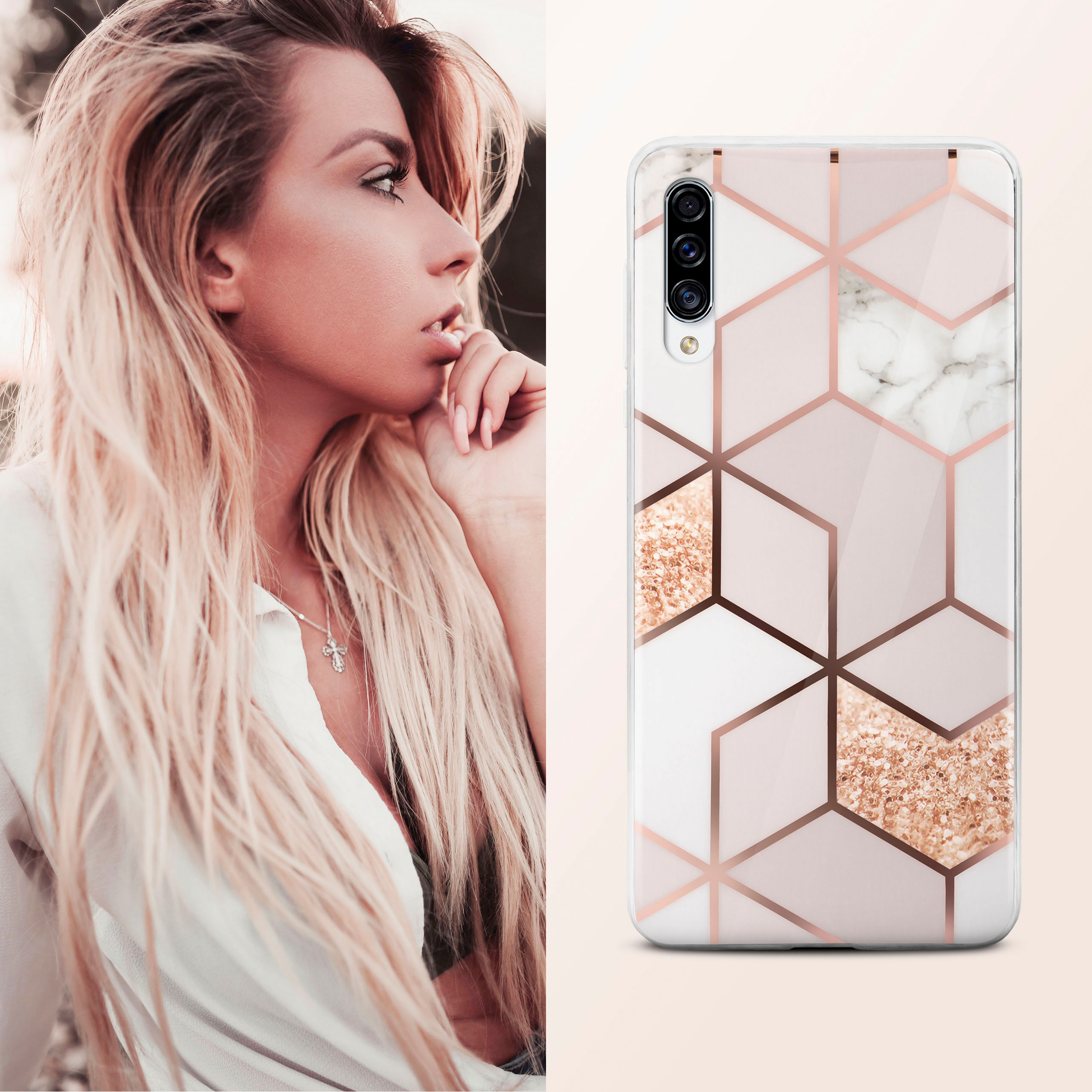 Frau mit langen blonden Haaren, Seitenprofil. Hält eine Handyhülle mit geometrischem Design. Marmor- und Goldakzente.