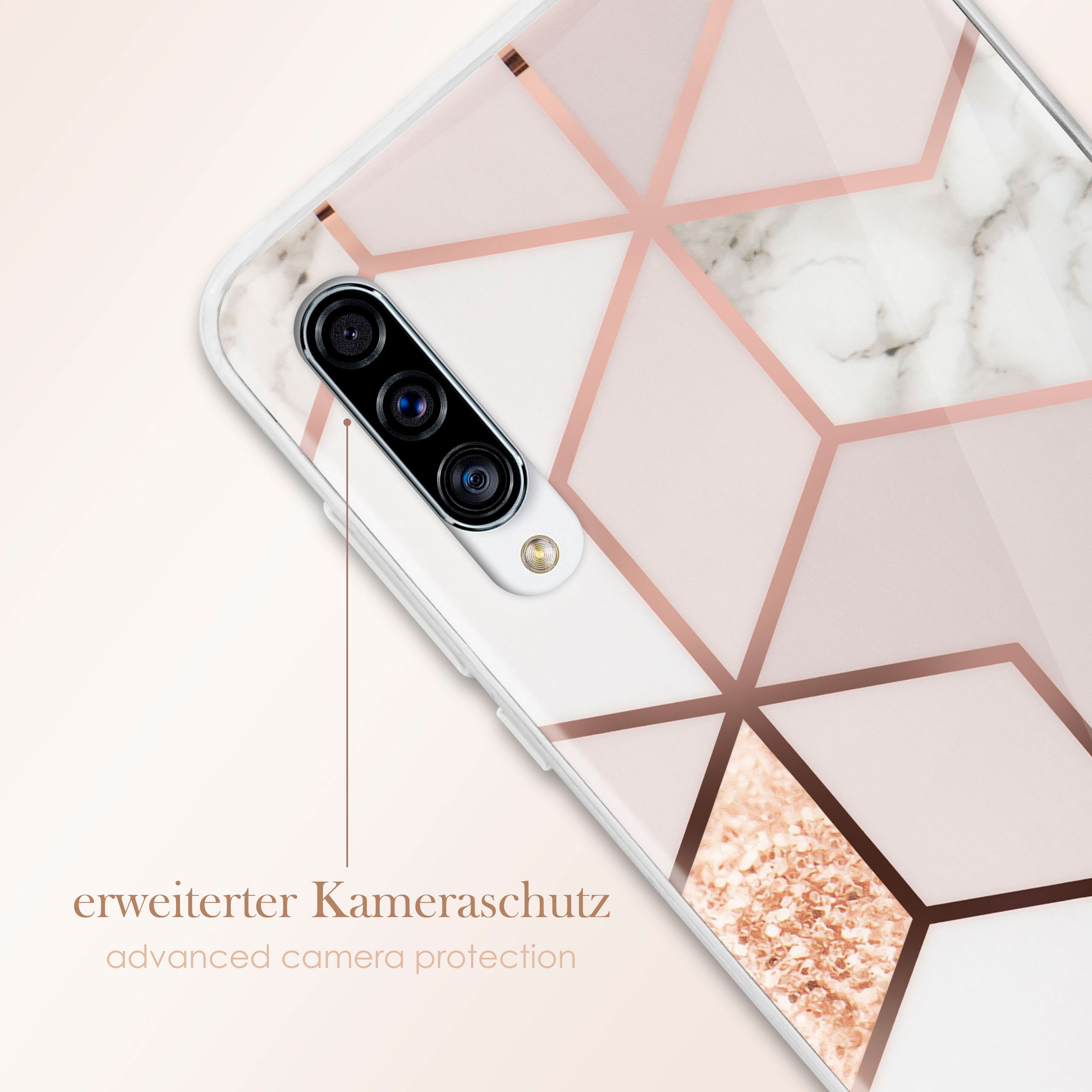 Nahaufnahme einer Handyhülle mit Marmormuster. Die Hülle hat erweiterten Kameraschutz.
