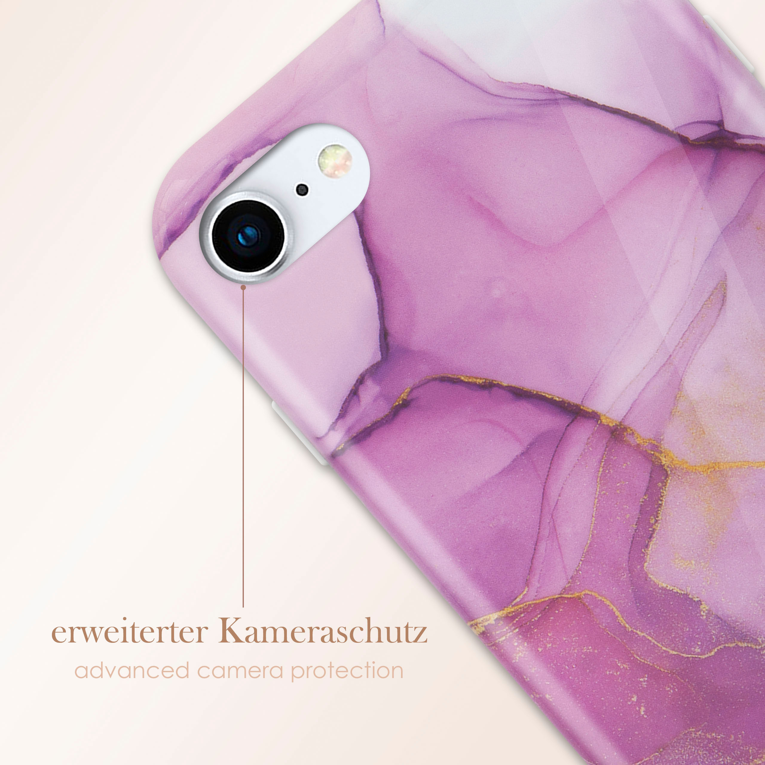 Nahaufnahme einer Handyhülle mit einem abstrakten lila und goldenen Design. Die Kamera ist sichtbar.