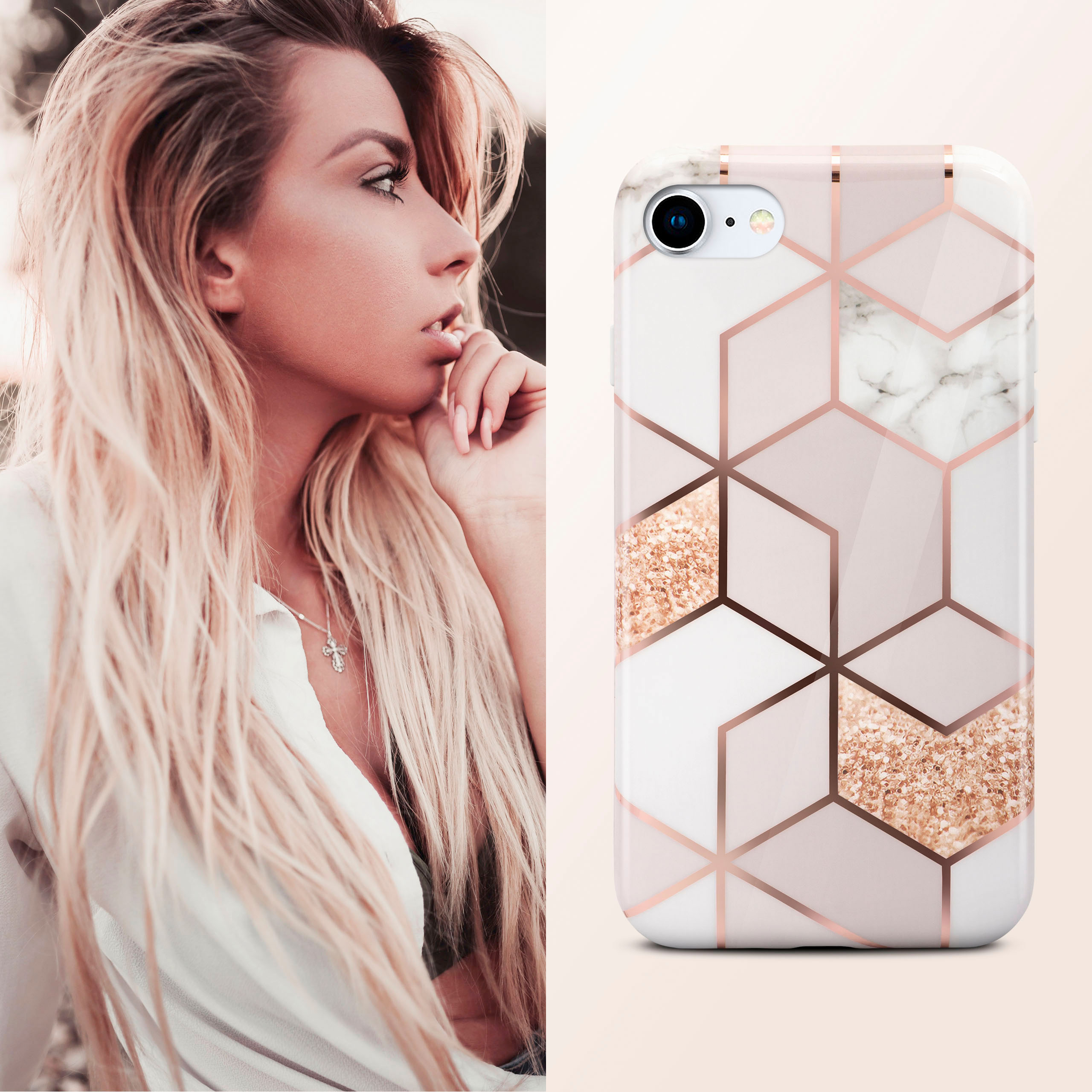 Eine Frau mit blonden Haaren und eine geometrische Handyhülle mit Marmor- und Golddesign.